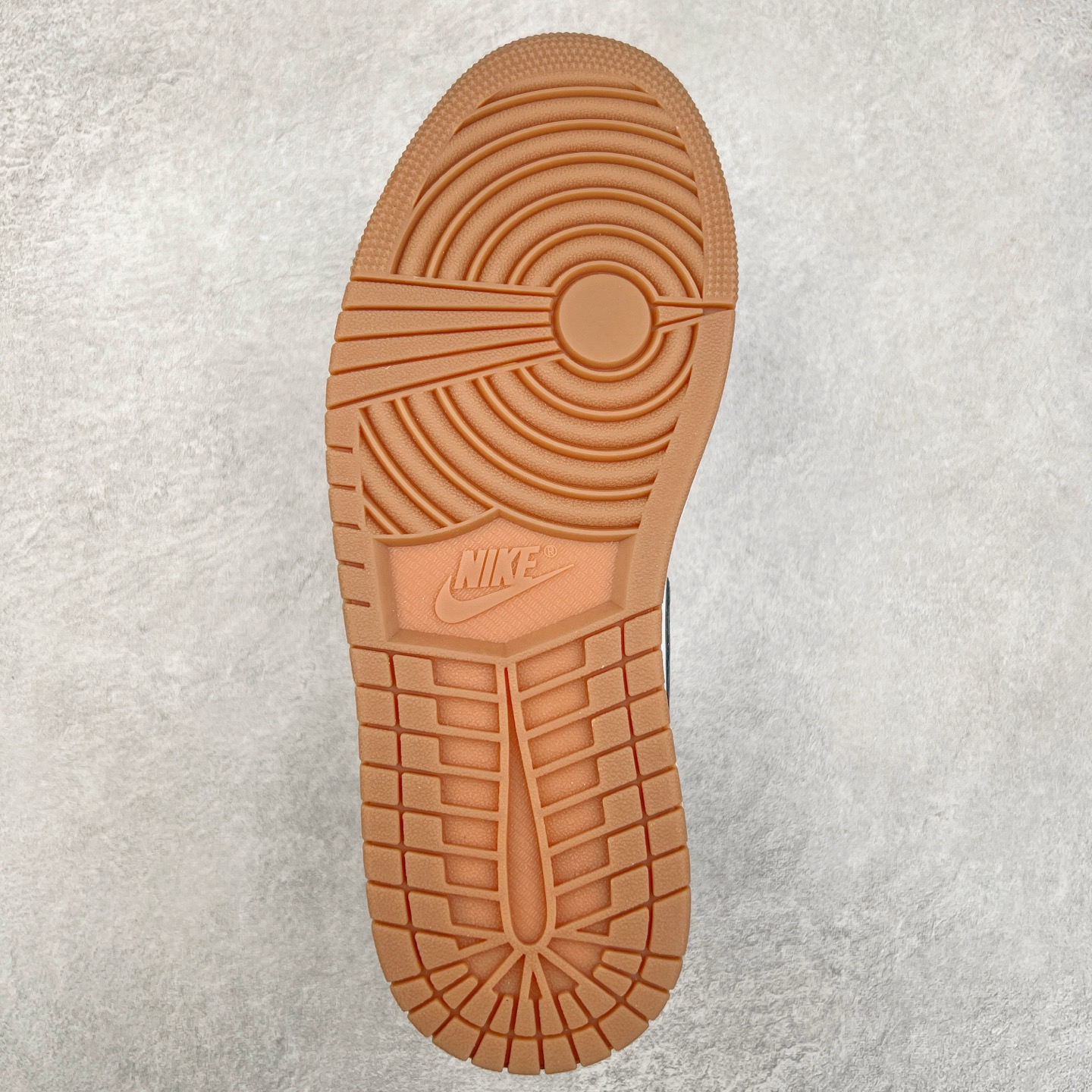 图片[9]-＃K版 Air Jordan AJ1 Low 低帮 白灰蓝 553560-146 全新流水线出品 DT版本唯一平替选择 市场第二梯队最强版 全部原鞋开发 原楦原纸板开发 全鞋电脑针车 原厂内置全掌气垫 原盒内在原标 唯一Zp原版鞋带绑法 免检产品 全新2022版型 全头层皮料 完美零毛边处理 原厂配置全掌气垫 价格定位良心 几十个配色陆续出货 实拍调校N版已经零色差零失真 百分百还原实物色彩所见即所得 不存在货不对板色差等低级问题 选购参考实物拍摄 不混卖不参货 只用心做好货严格选品 承诺混一赔十 尺码：36 36.5 37.5 38 38.5 39 40 40.5 41 42 42.5 43 44 44.5 45-选品中心