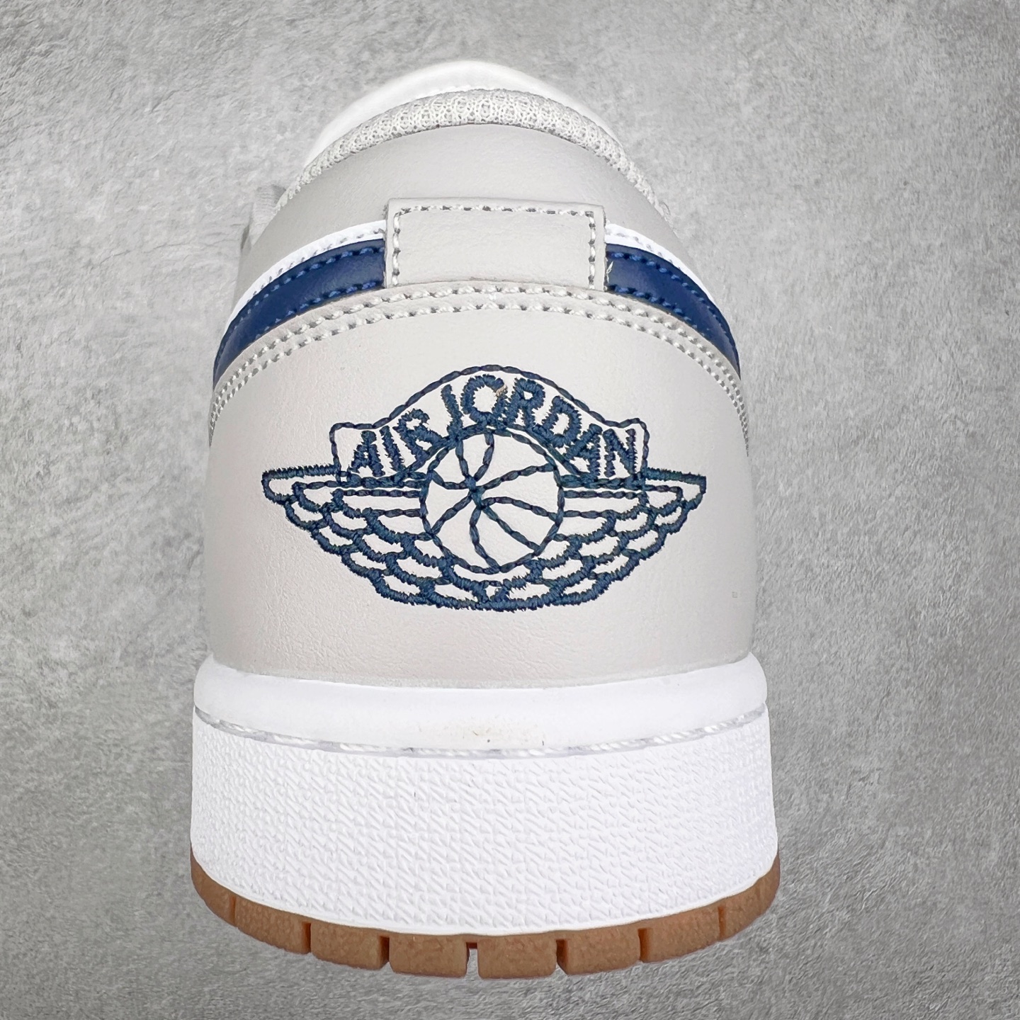 图片[8]-＃K版 Air Jordan AJ1 Low 低帮 白灰蓝 553560-146 全新流水线出品 DT版本唯一平替选择 市场第二梯队最强版 全部原鞋开发 原楦原纸板开发 全鞋电脑针车 原厂内置全掌气垫 原盒内在原标 唯一Zp原版鞋带绑法 免检产品 全新2022版型 全头层皮料 完美零毛边处理 原厂配置全掌气垫 价格定位良心 几十个配色陆续出货 实拍调校N版已经零色差零失真 百分百还原实物色彩所见即所得 不存在货不对板色差等低级问题 选购参考实物拍摄 不混卖不参货 只用心做好货严格选品 承诺混一赔十 尺码：36 36.5 37.5 38 38.5 39 40 40.5 41 42 42.5 43 44 44.5 45-选品中心