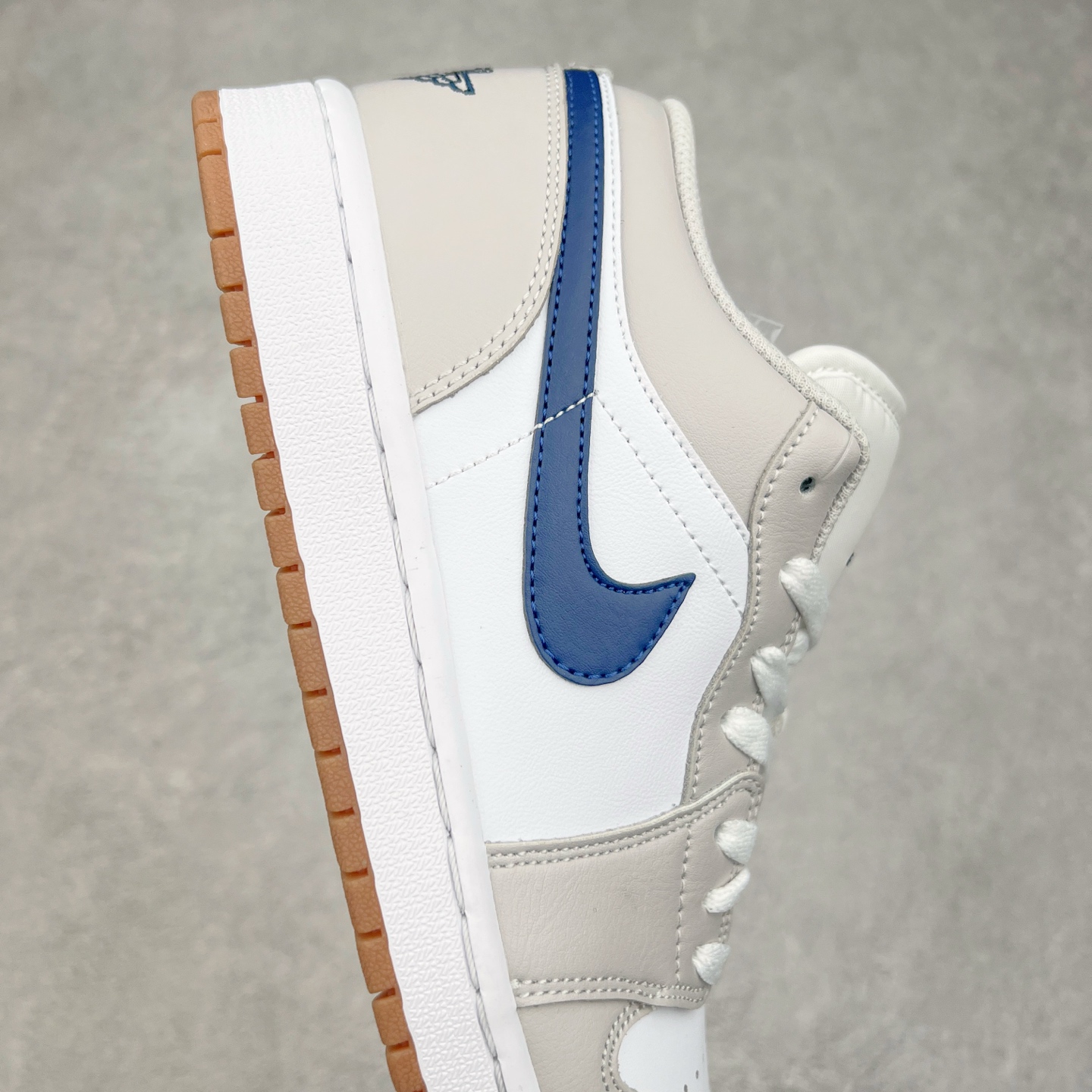 图片[6]-＃K版 Air Jordan AJ1 Low 低帮 白灰蓝 553560-146 全新流水线出品 DT版本唯一平替选择 市场第二梯队最强版 全部原鞋开发 原楦原纸板开发 全鞋电脑针车 原厂内置全掌气垫 原盒内在原标 唯一Zp原版鞋带绑法 免检产品 全新2022版型 全头层皮料 完美零毛边处理 原厂配置全掌气垫 价格定位良心 几十个配色陆续出货 实拍调校N版已经零色差零失真 百分百还原实物色彩所见即所得 不存在货不对板色差等低级问题 选购参考实物拍摄 不混卖不参货 只用心做好货严格选品 承诺混一赔十 尺码：36 36.5 37.5 38 38.5 39 40 40.5 41 42 42.5 43 44 44.5 45-选品中心