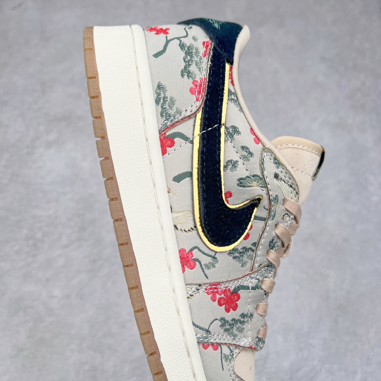 图片[6]-＃K版 Air Jordan AJ1 Low 低帮 HV8293-100 全新流水线出品 DT版本唯一平替选择 市场第二梯队最强版 全部原鞋开发 原楦原纸板开发 全鞋电脑针车 原厂内置全掌气垫 原盒内在原标 唯一Zp原版鞋带绑法 免检产品 全新2022版型 全头层皮料 完美零毛边处理 原厂配置全掌气垫 价格定位良心 几十个配色陆续出货 实拍调校N版已经零色差零失真 百分百还原实物色彩所见即所得 不存在货不对板色差等低级问题 选购参考实物拍摄 不混卖不参货 只用心做好货严格选品 承诺混一赔十 尺码：36 36.5 37.5 38 38.5 39 40 40.5 41 42 42.5 43 44 44.5 45-选品中心