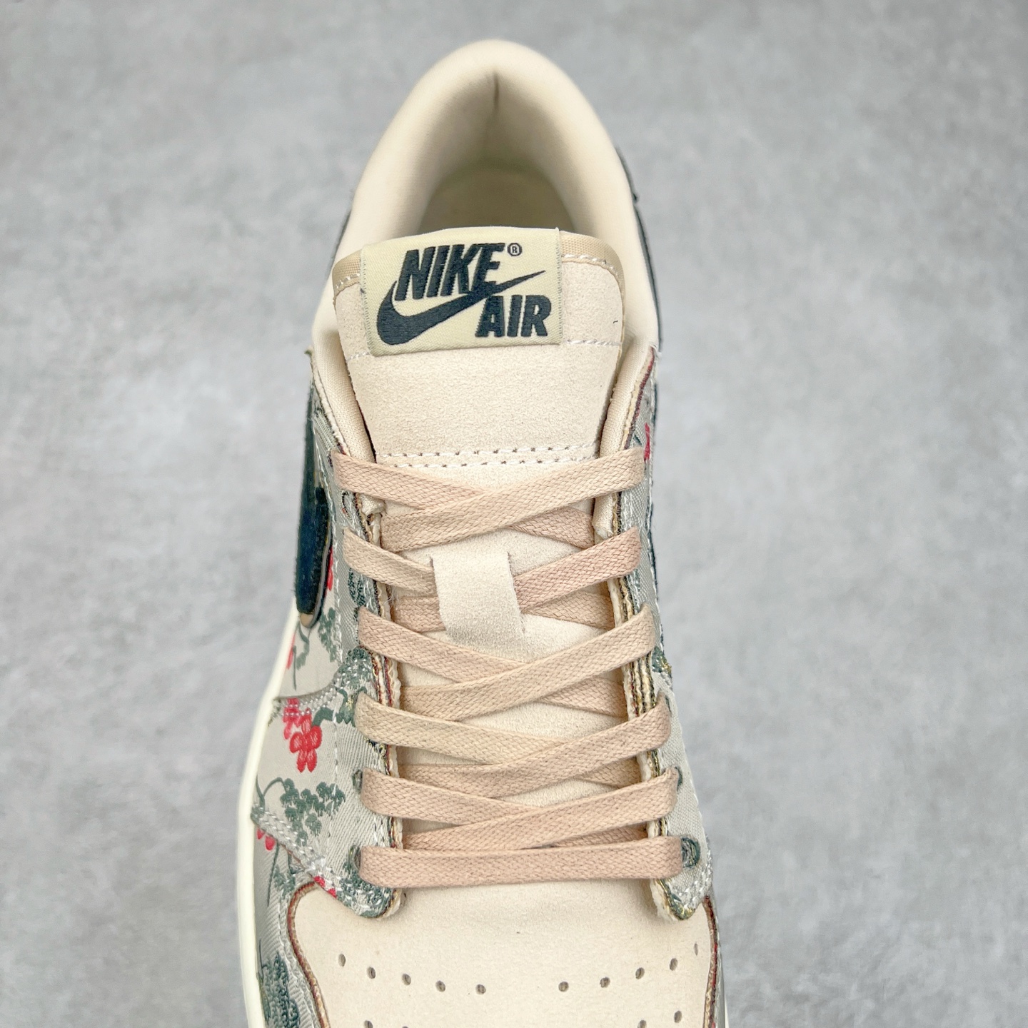 图片[5]-＃K版 Air Jordan AJ1 Low 低帮 HV8293-100 全新流水线出品 DT版本唯一平替选择 市场第二梯队最强版 全部原鞋开发 原楦原纸板开发 全鞋电脑针车 原厂内置全掌气垫 原盒内在原标 唯一Zp原版鞋带绑法 免检产品 全新2022版型 全头层皮料 完美零毛边处理 原厂配置全掌气垫 价格定位良心 几十个配色陆续出货 实拍调校N版已经零色差零失真 百分百还原实物色彩所见即所得 不存在货不对板色差等低级问题 选购参考实物拍摄 不混卖不参货 只用心做好货严格选品 承诺混一赔十 尺码：36 36.5 37.5 38 38.5 39 40 40.5 41 42 42.5 43 44 44.5 45-选品中心