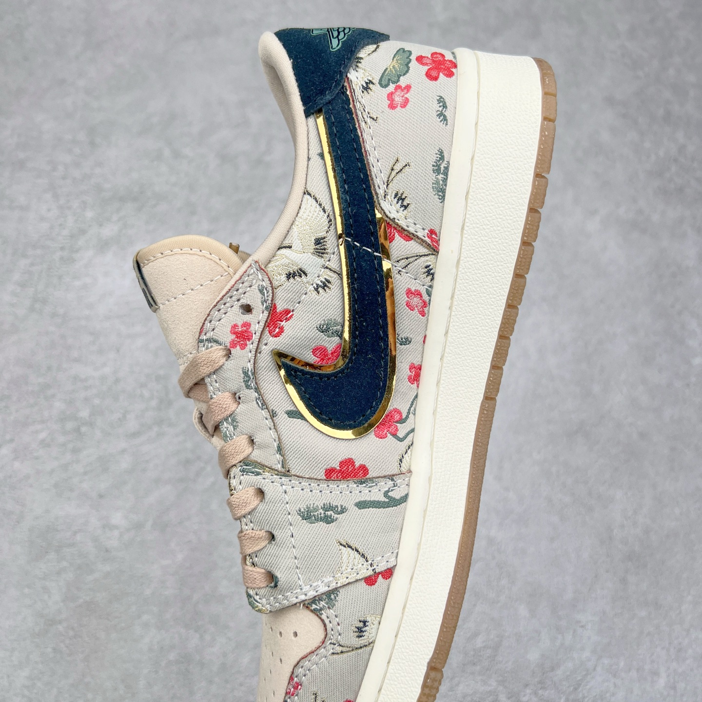 图片[7]-＃K版 Air Jordan AJ1 Low 低帮 HV8293-100 全新流水线出品 DT版本唯一平替选择 市场第二梯队最强版 全部原鞋开发 原楦原纸板开发 全鞋电脑针车 原厂内置全掌气垫 原盒内在原标 唯一Zp原版鞋带绑法 免检产品 全新2022版型 全头层皮料 完美零毛边处理 原厂配置全掌气垫 价格定位良心 几十个配色陆续出货 实拍调校N版已经零色差零失真 百分百还原实物色彩所见即所得 不存在货不对板色差等低级问题 选购参考实物拍摄 不混卖不参货 只用心做好货严格选品 承诺混一赔十 尺码：36 36.5 37.5 38 38.5 39 40 40.5 41 42 42.5 43 44 44.5 45-选品中心