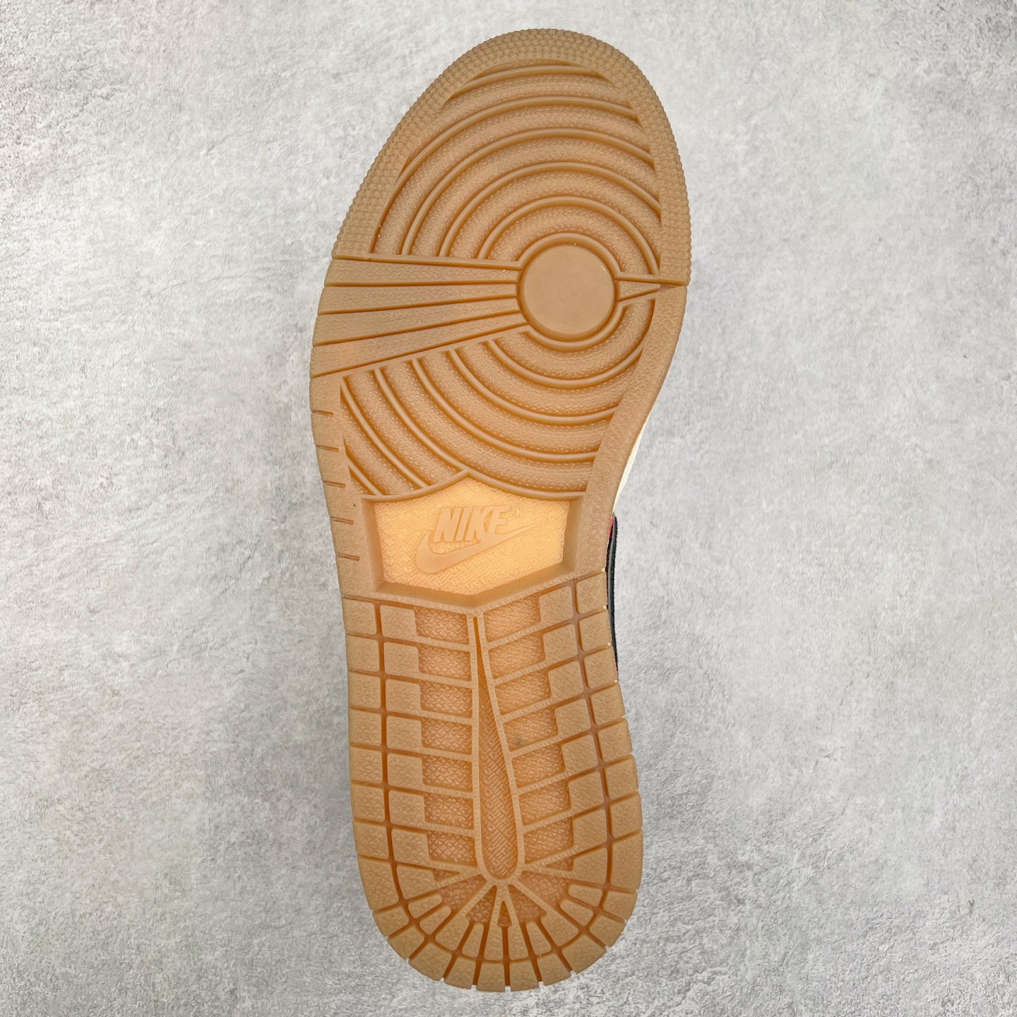 图片[9]-＃K版 Air Jordan AJ1 Low 低帮 HV8293-100 全新流水线出品 DT版本唯一平替选择 市场第二梯队最强版 全部原鞋开发 原楦原纸板开发 全鞋电脑针车 原厂内置全掌气垫 原盒内在原标 唯一Zp原版鞋带绑法 免检产品 全新2022版型 全头层皮料 完美零毛边处理 原厂配置全掌气垫 价格定位良心 几十个配色陆续出货 实拍调校N版已经零色差零失真 百分百还原实物色彩所见即所得 不存在货不对板色差等低级问题 选购参考实物拍摄 不混卖不参货 只用心做好货严格选品 承诺混一赔十 尺码：36 36.5 37.5 38 38.5 39 40 40.5 41 42 42.5 43 44 44.5 45-选品中心