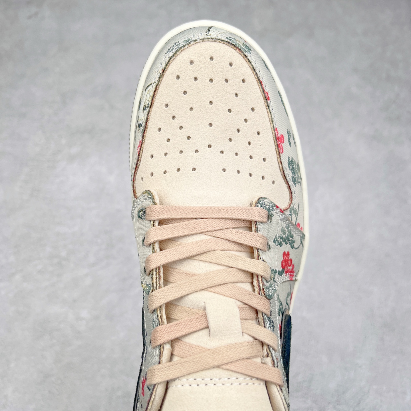 图片[4]-＃K版 Air Jordan AJ1 Low 低帮 HV8293-100 全新流水线出品 DT版本唯一平替选择 市场第二梯队最强版 全部原鞋开发 原楦原纸板开发 全鞋电脑针车 原厂内置全掌气垫 原盒内在原标 唯一Zp原版鞋带绑法 免检产品 全新2022版型 全头层皮料 完美零毛边处理 原厂配置全掌气垫 价格定位良心 几十个配色陆续出货 实拍调校N版已经零色差零失真 百分百还原实物色彩所见即所得 不存在货不对板色差等低级问题 选购参考实物拍摄 不混卖不参货 只用心做好货严格选品 承诺混一赔十 尺码：36 36.5 37.5 38 38.5 39 40 40.5 41 42 42.5 43 44 44.5 45-选品中心