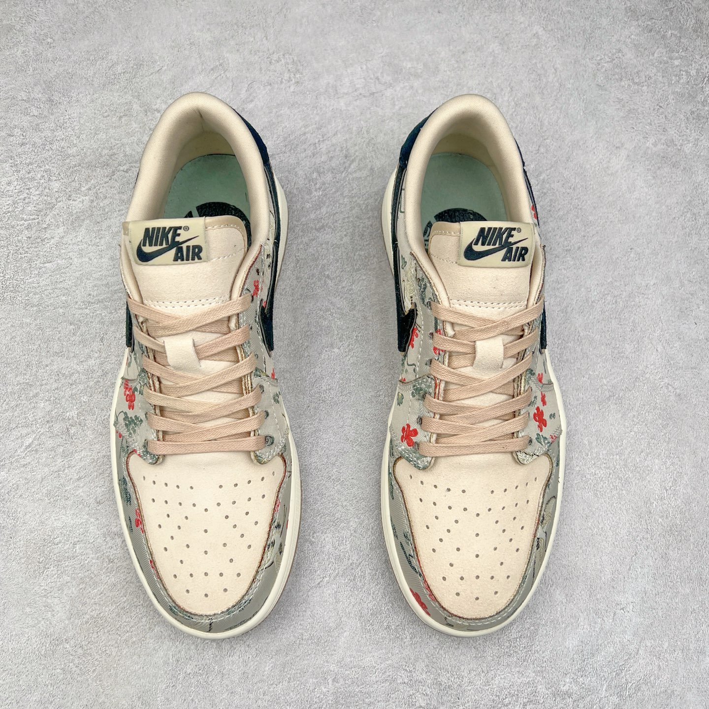 图片[2]-＃K版 Air Jordan AJ1 Low 低帮 HV8293-100 全新流水线出品 DT版本唯一平替选择 市场第二梯队最强版 全部原鞋开发 原楦原纸板开发 全鞋电脑针车 原厂内置全掌气垫 原盒内在原标 唯一Zp原版鞋带绑法 免检产品 全新2022版型 全头层皮料 完美零毛边处理 原厂配置全掌气垫 价格定位良心 几十个配色陆续出货 实拍调校N版已经零色差零失真 百分百还原实物色彩所见即所得 不存在货不对板色差等低级问题 选购参考实物拍摄 不混卖不参货 只用心做好货严格选品 承诺混一赔十 尺码：36 36.5 37.5 38 38.5 39 40 40.5 41 42 42.5 43 44 44.5 45-选品中心