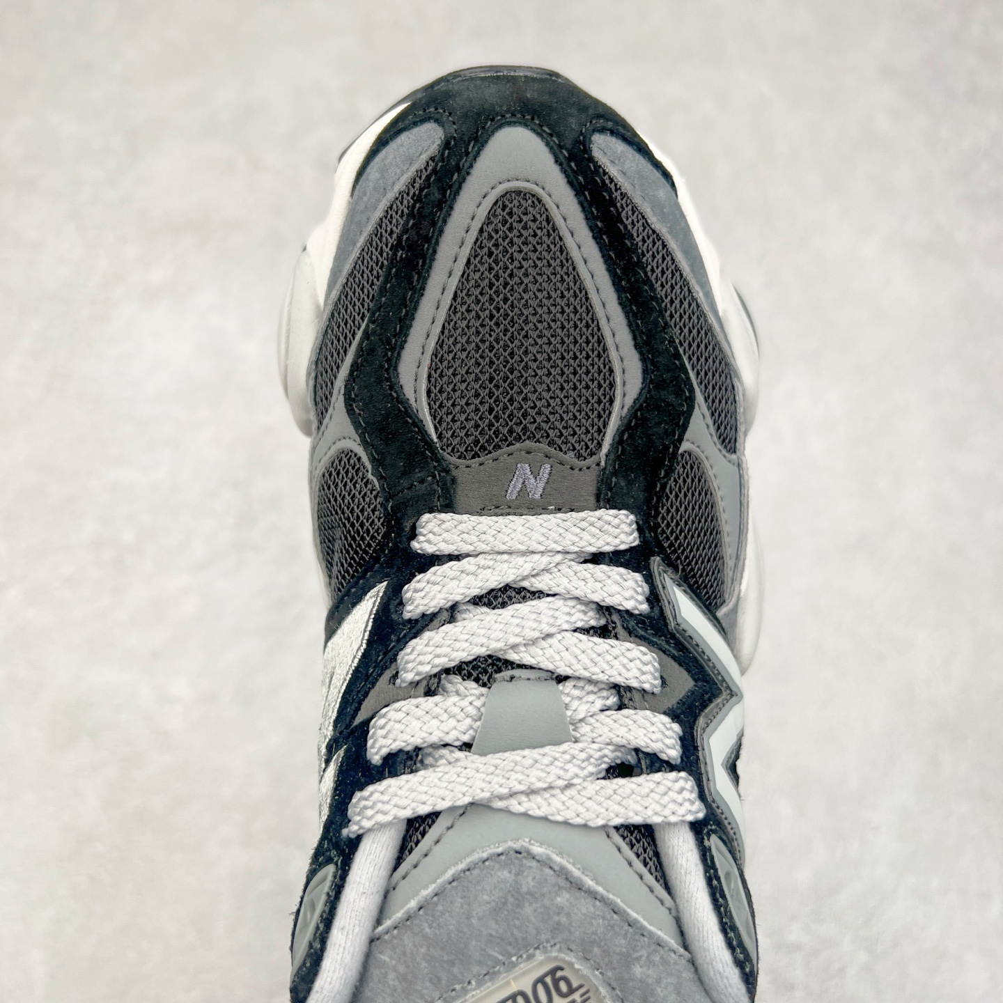 图片[4]-New Balance NB9060 复古运动鞋 新百伦又带来了新鞋型 并且是与芝加哥街头品牌 Joe Freshgoods 的联名款 鞋身主体采用了类似 990 系列的设计风格 与传统复古慢跑鞋区别不大 最大的变化就是鞋底部分 在传统设计的中底外层 增加了多个分区的模块 圆润的线条设计与我们熟悉的 New Balance 风格截然不同 但与同样充满弧形线条的鞋面搭配 看起来毫无违和感 尺码：36-45-选品中心