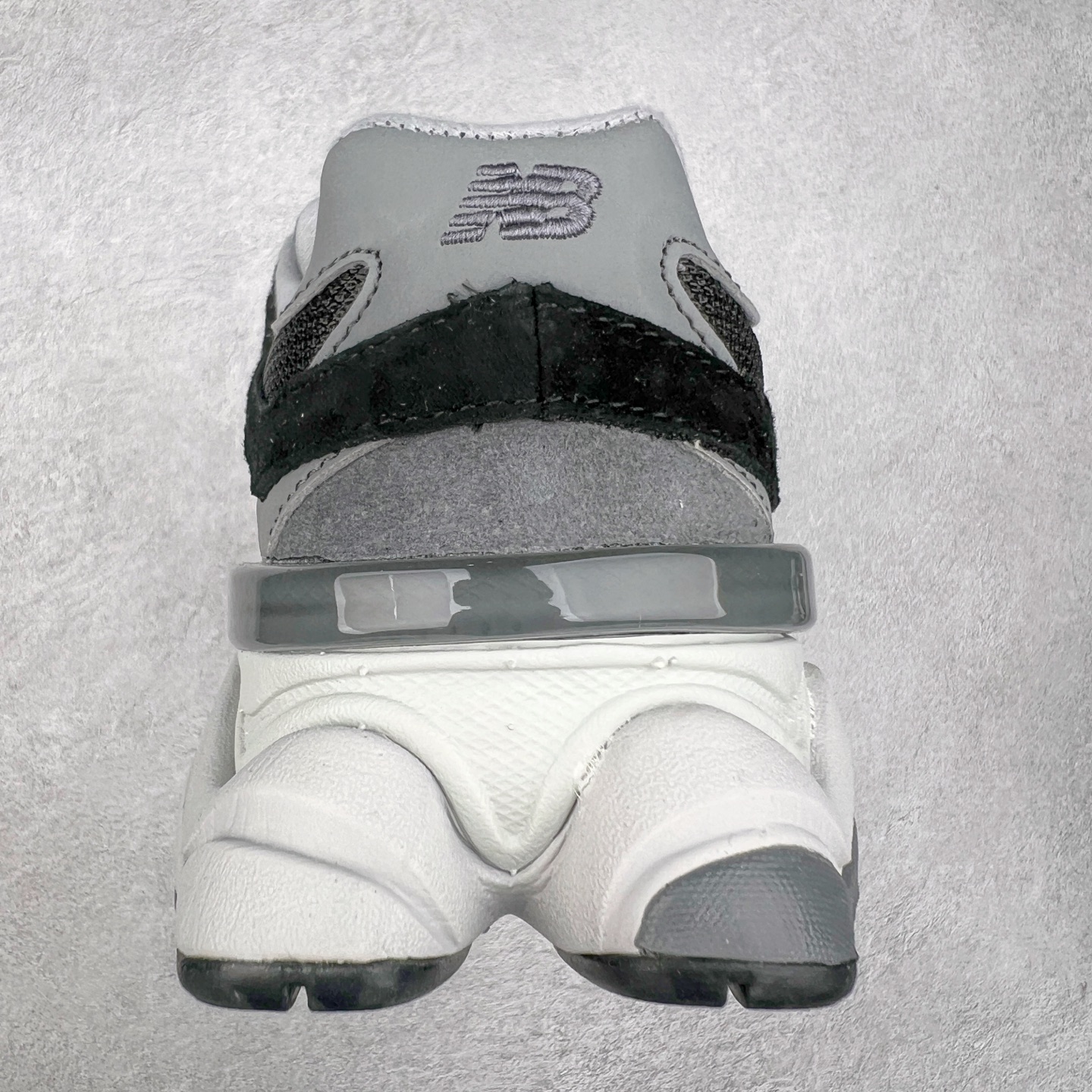 图片[8]-New Balance NB9060 复古运动鞋 新百伦又带来了新鞋型 并且是与芝加哥街头品牌 Joe Freshgoods 的联名款 鞋身主体采用了类似 990 系列的设计风格 与传统复古慢跑鞋区别不大 最大的变化就是鞋底部分 在传统设计的中底外层 增加了多个分区的模块 圆润的线条设计与我们熟悉的 New Balance 风格截然不同 但与同样充满弧形线条的鞋面搭配 看起来毫无违和感 尺码：36-45-选品中心