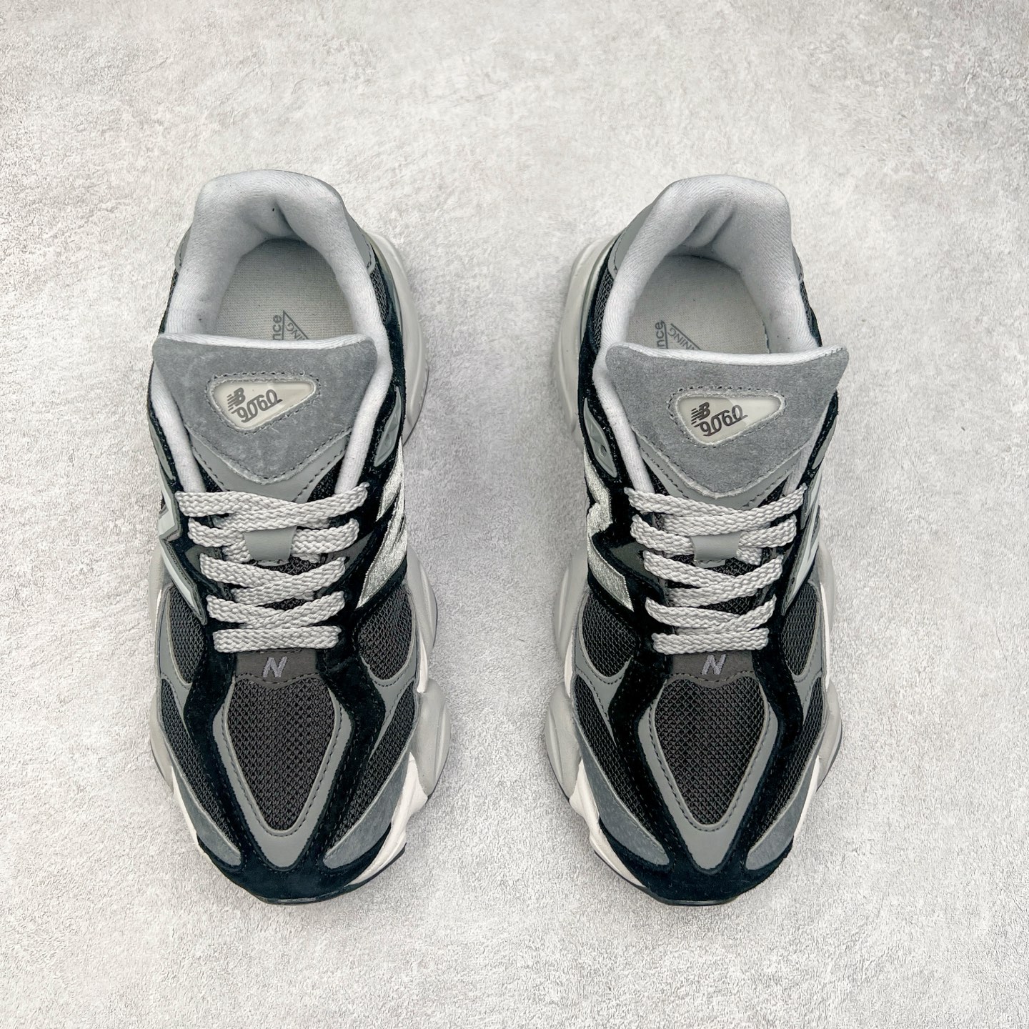 图片[2]-New Balance NB9060 复古运动鞋 新百伦又带来了新鞋型 并且是与芝加哥街头品牌 Joe Freshgoods 的联名款 鞋身主体采用了类似 990 系列的设计风格 与传统复古慢跑鞋区别不大 最大的变化就是鞋底部分 在传统设计的中底外层 增加了多个分区的模块 圆润的线条设计与我们熟悉的 New Balance 风格截然不同 但与同样充满弧形线条的鞋面搭配 看起来毫无违和感 尺码：36-45-选品中心