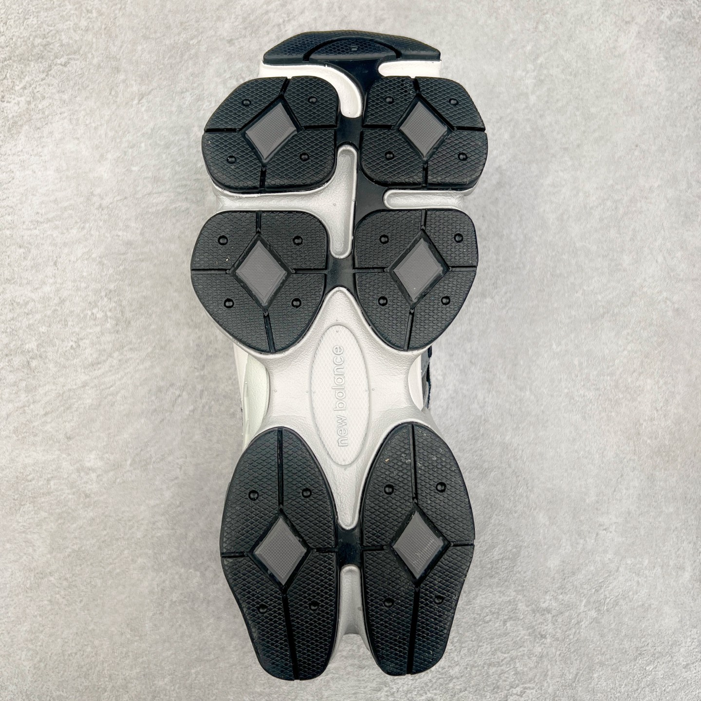 图片[9]-New Balance NB9060 复古运动鞋 新百伦又带来了新鞋型 并且是与芝加哥街头品牌 Joe Freshgoods 的联名款 鞋身主体采用了类似 990 系列的设计风格 与传统复古慢跑鞋区别不大 最大的变化就是鞋底部分 在传统设计的中底外层 增加了多个分区的模块 圆润的线条设计与我们熟悉的 New Balance 风格截然不同 但与同样充满弧形线条的鞋面搭配 看起来毫无违和感 尺码：36-45-选品中心