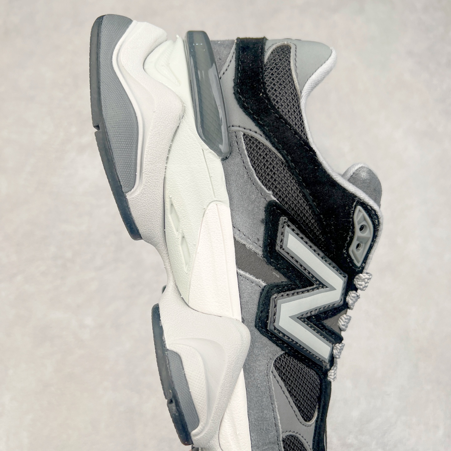 图片[6]-New Balance NB9060 复古运动鞋 新百伦又带来了新鞋型 并且是与芝加哥街头品牌 Joe Freshgoods 的联名款 鞋身主体采用了类似 990 系列的设计风格 与传统复古慢跑鞋区别不大 最大的变化就是鞋底部分 在传统设计的中底外层 增加了多个分区的模块 圆润的线条设计与我们熟悉的 New Balance 风格截然不同 但与同样充满弧形线条的鞋面搭配 看起来毫无违和感 尺码：36-45-选品中心