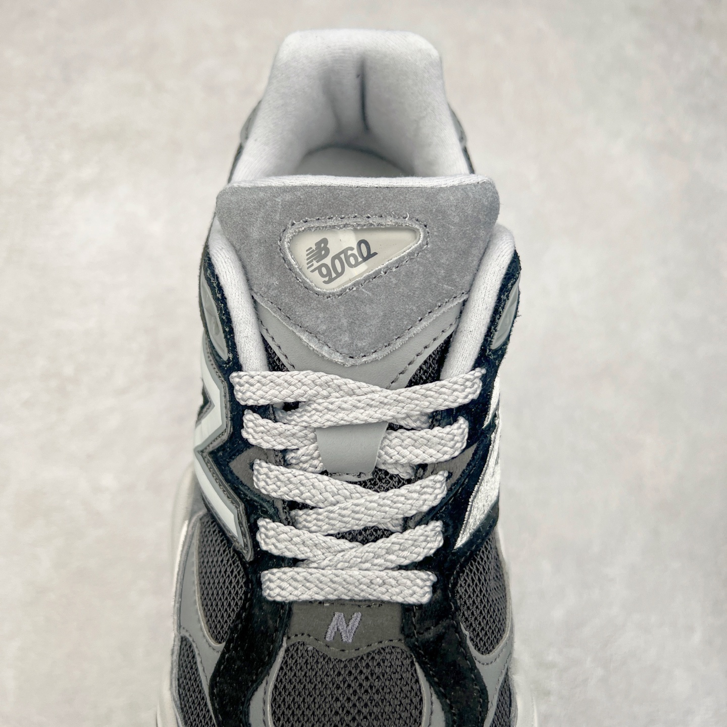 图片[5]-New Balance NB9060 复古运动鞋 新百伦又带来了新鞋型 并且是与芝加哥街头品牌 Joe Freshgoods 的联名款 鞋身主体采用了类似 990 系列的设计风格 与传统复古慢跑鞋区别不大 最大的变化就是鞋底部分 在传统设计的中底外层 增加了多个分区的模块 圆润的线条设计与我们熟悉的 New Balance 风格截然不同 但与同样充满弧形线条的鞋面搭配 看起来毫无违和感 尺码：36-45-选品中心