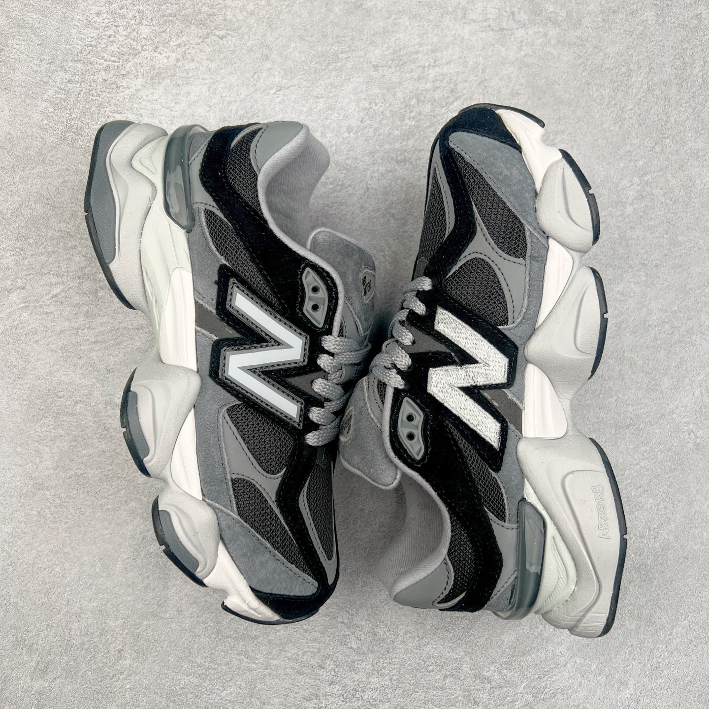 图片[3]-New Balance NB9060 复古运动鞋 新百伦又带来了新鞋型 并且是与芝加哥街头品牌 Joe Freshgoods 的联名款 鞋身主体采用了类似 990 系列的设计风格 与传统复古慢跑鞋区别不大 最大的变化就是鞋底部分 在传统设计的中底外层 增加了多个分区的模块 圆润的线条设计与我们熟悉的 New Balance 风格截然不同 但与同样充满弧形线条的鞋面搭配 看起来毫无违和感 尺码：36-45-选品中心
