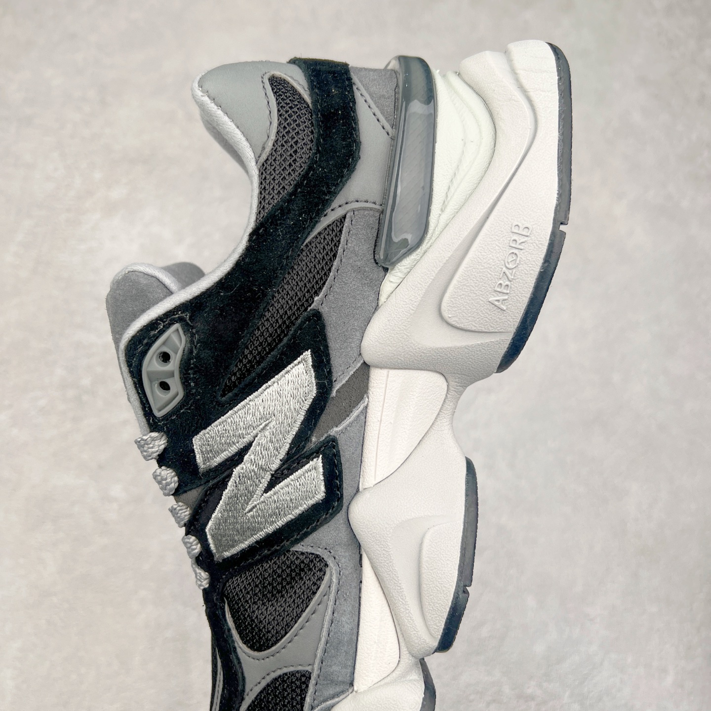 图片[7]-New Balance NB9060 复古运动鞋 新百伦又带来了新鞋型 并且是与芝加哥街头品牌 Joe Freshgoods 的联名款 鞋身主体采用了类似 990 系列的设计风格 与传统复古慢跑鞋区别不大 最大的变化就是鞋底部分 在传统设计的中底外层 增加了多个分区的模块 圆润的线条设计与我们熟悉的 New Balance 风格截然不同 但与同样充满弧形线条的鞋面搭配 看起来毫无违和感 尺码：36-45-选品中心