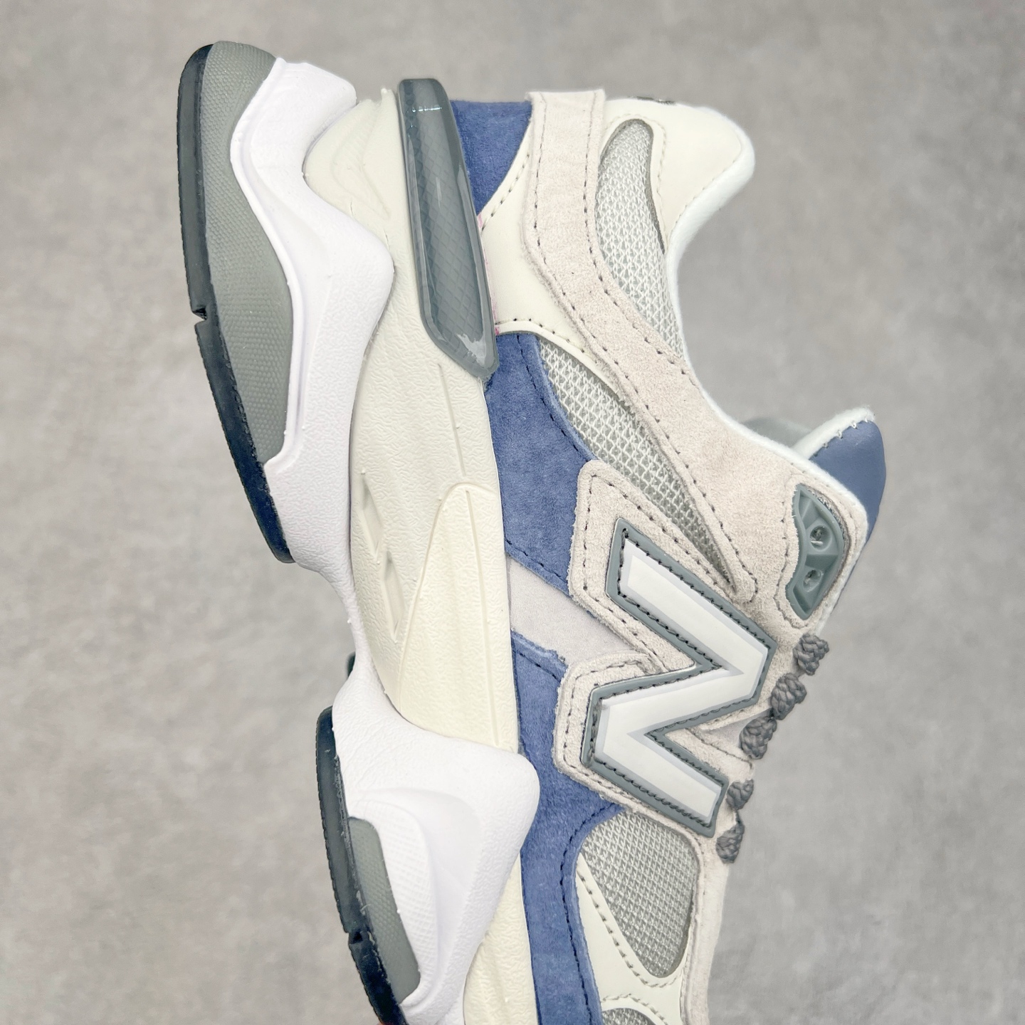 图片[6]-New Balance NB9060 复古运动鞋 新百伦又带来了新鞋型 并且是与芝加哥街头品牌 Joe Freshgoods 的联名款 鞋身主体采用了类似 990 系列的设计风格 与传统复古慢跑鞋区别不大 最大的变化就是鞋底部分 在传统设计的中底外层 增加了多个分区的模块 圆润的线条设计与我们熟悉的 New Balance 风格截然不同 但与同样充满弧形线条的鞋面搭配 看起来毫无违和感 尺码：36-45-选品中心