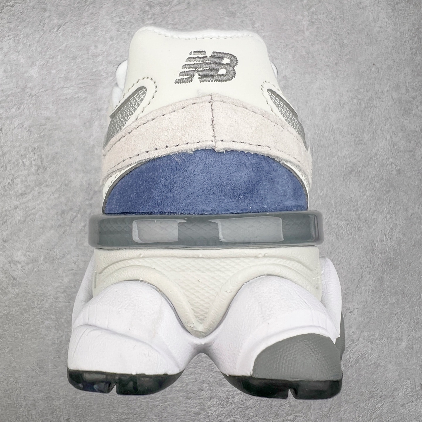 图片[8]-New Balance NB9060 复古运动鞋 新百伦又带来了新鞋型 并且是与芝加哥街头品牌 Joe Freshgoods 的联名款 鞋身主体采用了类似 990 系列的设计风格 与传统复古慢跑鞋区别不大 最大的变化就是鞋底部分 在传统设计的中底外层 增加了多个分区的模块 圆润的线条设计与我们熟悉的 New Balance 风格截然不同 但与同样充满弧形线条的鞋面搭配 看起来毫无违和感 尺码：36-45-选品中心