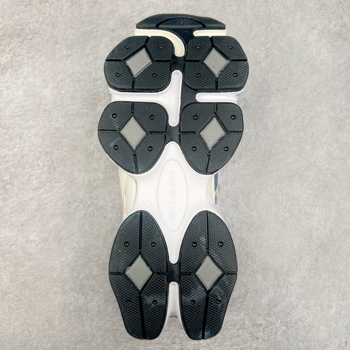 图片[9]-New Balance NB9060 复古运动鞋 新百伦又带来了新鞋型 并且是与芝加哥街头品牌 Joe Freshgoods 的联名款 鞋身主体采用了类似 990 系列的设计风格 与传统复古慢跑鞋区别不大 最大的变化就是鞋底部分 在传统设计的中底外层 增加了多个分区的模块 圆润的线条设计与我们熟悉的 New Balance 风格截然不同 但与同样充满弧形线条的鞋面搭配 看起来毫无违和感 尺码：36-45-选品中心