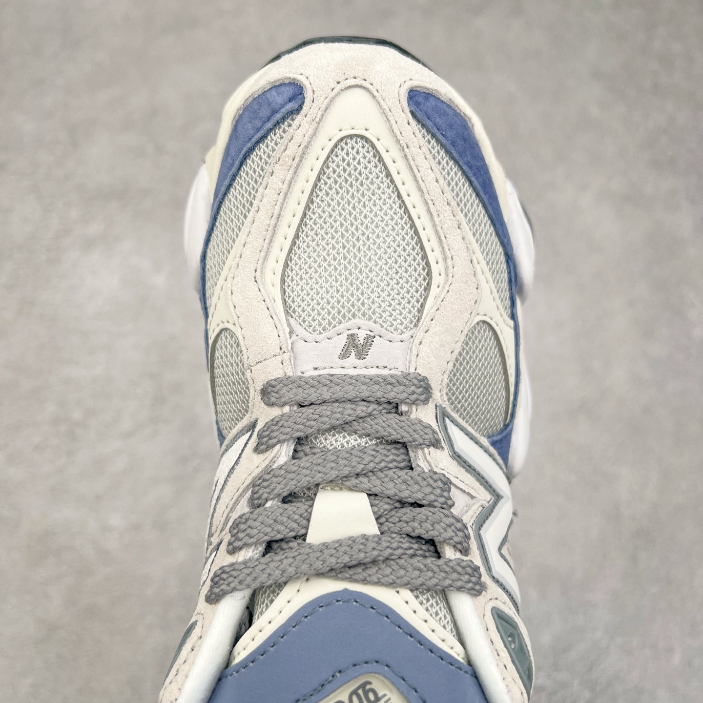 图片[4]-New Balance NB9060 复古运动鞋 新百伦又带来了新鞋型 并且是与芝加哥街头品牌 Joe Freshgoods 的联名款 鞋身主体采用了类似 990 系列的设计风格 与传统复古慢跑鞋区别不大 最大的变化就是鞋底部分 在传统设计的中底外层 增加了多个分区的模块 圆润的线条设计与我们熟悉的 New Balance 风格截然不同 但与同样充满弧形线条的鞋面搭配 看起来毫无违和感 尺码：36-45-选品中心