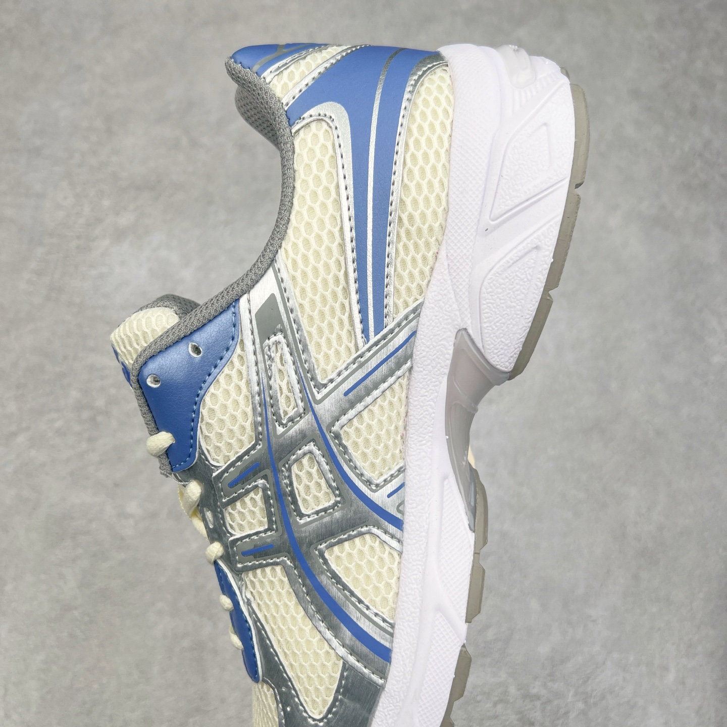 图片[7]-＃特价福利 ASICS GEL-KAYANO 14 亚瑟士K14系列户外复古潮流百搭织物合成革缓震休闲跑步鞋 原装纸板楦头开发 独家私模五层组合大底 原厂定制缓震硅胶加持 原盒原配 官方四联吊牌 原装Ortholite轻量化鞋垫 设计师 Hidenori Yamashita 以「Flash」一词为灵感 创造出未来感金属色鞋面 改造升级内在性能 由内而外全面革新 为 GEL-KAYANO 家族传承及经典跑鞋文化的延续 创下里程碑式作品 K14跑鞋重新诠释了复古的跑步形状 并以其 2000 年代后期的美学理念重新铺装 银色与蓝色的鞋面极为高档 网面铺陈与鞋面、鞋头多处细节位增添了透气性 鞋后跟部中底上以及多密度耐磨鞋底增加了 GEL 缓震胶 提供高抗冲击性、缓冲性、可保护脚部免受地面冲击的影响 穿着舒适性十足 实拍调校N版已经零色差零失真 百分百还原实物色彩所见即所得 不存在货不对板色差等低级问题 选购参考实物拍摄 不混卖不参货 只用心做好货严格选品 承诺混一赔十 尺码：36 36.5 37.5 38 38.5 39 40 40.5 41 42 42.5 43 44 44.5 45-选品中心