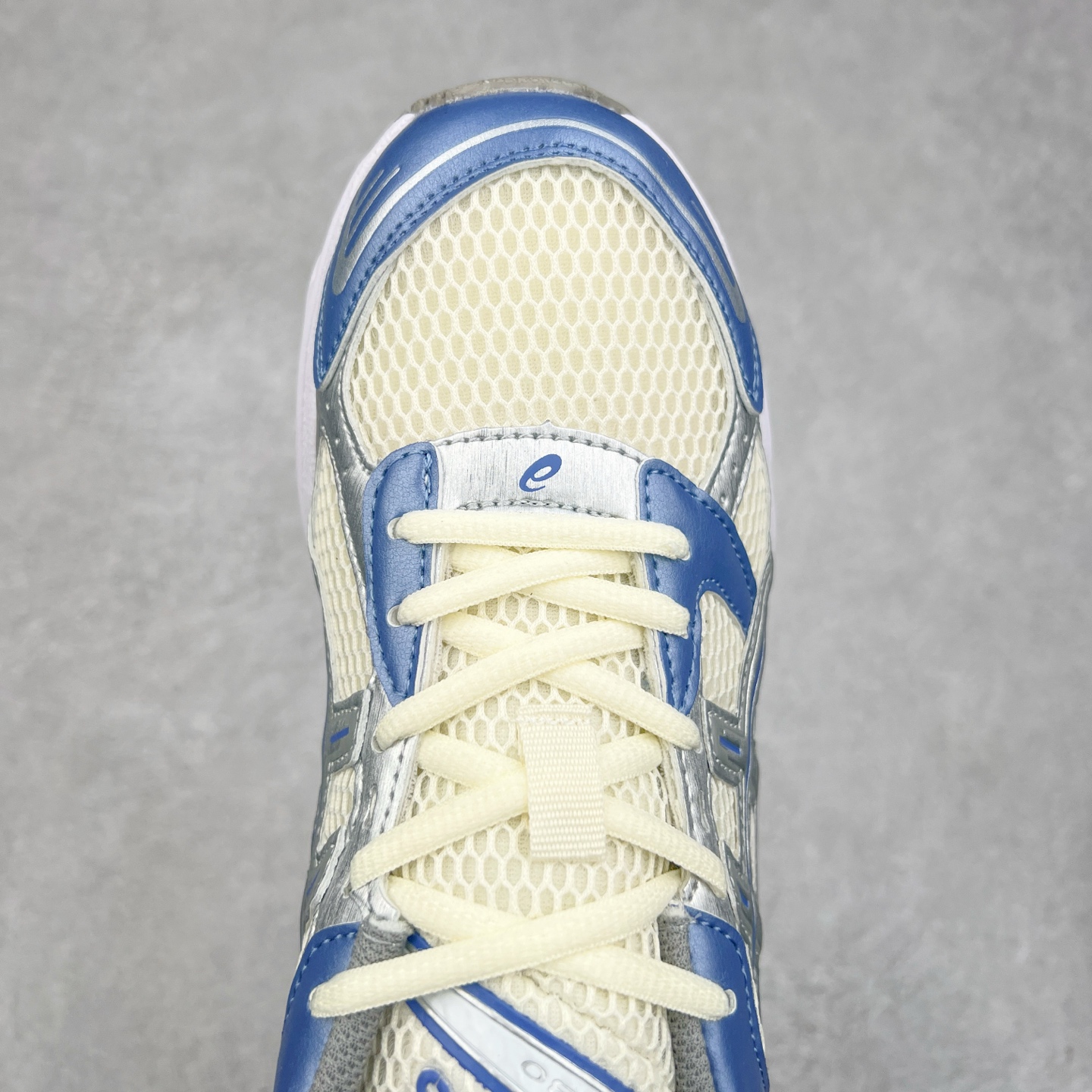 图片[4]-＃特价福利 ASICS GEL-KAYANO 14 亚瑟士K14系列户外复古潮流百搭织物合成革缓震休闲跑步鞋 原装纸板楦头开发 独家私模五层组合大底 原厂定制缓震硅胶加持 原盒原配 官方四联吊牌 原装Ortholite轻量化鞋垫 设计师 Hidenori Yamashita 以「Flash」一词为灵感 创造出未来感金属色鞋面 改造升级内在性能 由内而外全面革新 为 GEL-KAYANO 家族传承及经典跑鞋文化的延续 创下里程碑式作品 K14跑鞋重新诠释了复古的跑步形状 并以其 2000 年代后期的美学理念重新铺装 银色与蓝色的鞋面极为高档 网面铺陈与鞋面、鞋头多处细节位增添了透气性 鞋后跟部中底上以及多密度耐磨鞋底增加了 GEL 缓震胶 提供高抗冲击性、缓冲性、可保护脚部免受地面冲击的影响 穿着舒适性十足 实拍调校N版已经零色差零失真 百分百还原实物色彩所见即所得 不存在货不对板色差等低级问题 选购参考实物拍摄 不混卖不参货 只用心做好货严格选品 承诺混一赔十 尺码：36 36.5 37.5 38 38.5 39 40 40.5 41 42 42.5 43 44 44.5 45-选品中心