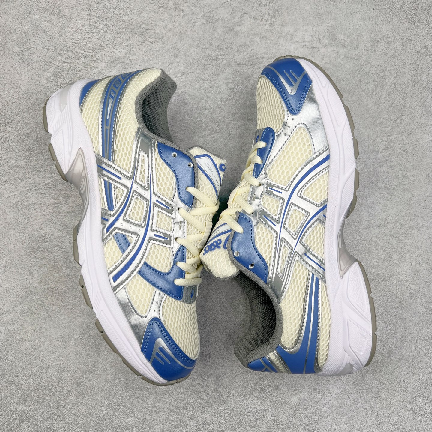 图片[3]-＃特价福利 ASICS GEL-KAYANO 14 亚瑟士K14系列户外复古潮流百搭织物合成革缓震休闲跑步鞋 原装纸板楦头开发 独家私模五层组合大底 原厂定制缓震硅胶加持 原盒原配 官方四联吊牌 原装Ortholite轻量化鞋垫 设计师 Hidenori Yamashita 以「Flash」一词为灵感 创造出未来感金属色鞋面 改造升级内在性能 由内而外全面革新 为 GEL-KAYANO 家族传承及经典跑鞋文化的延续 创下里程碑式作品 K14跑鞋重新诠释了复古的跑步形状 并以其 2000 年代后期的美学理念重新铺装 银色与蓝色的鞋面极为高档 网面铺陈与鞋面、鞋头多处细节位增添了透气性 鞋后跟部中底上以及多密度耐磨鞋底增加了 GEL 缓震胶 提供高抗冲击性、缓冲性、可保护脚部免受地面冲击的影响 穿着舒适性十足 实拍调校N版已经零色差零失真 百分百还原实物色彩所见即所得 不存在货不对板色差等低级问题 选购参考实物拍摄 不混卖不参货 只用心做好货严格选品 承诺混一赔十 尺码：36 36.5 37.5 38 38.5 39 40 40.5 41 42 42.5 43 44 44.5 45-选品中心