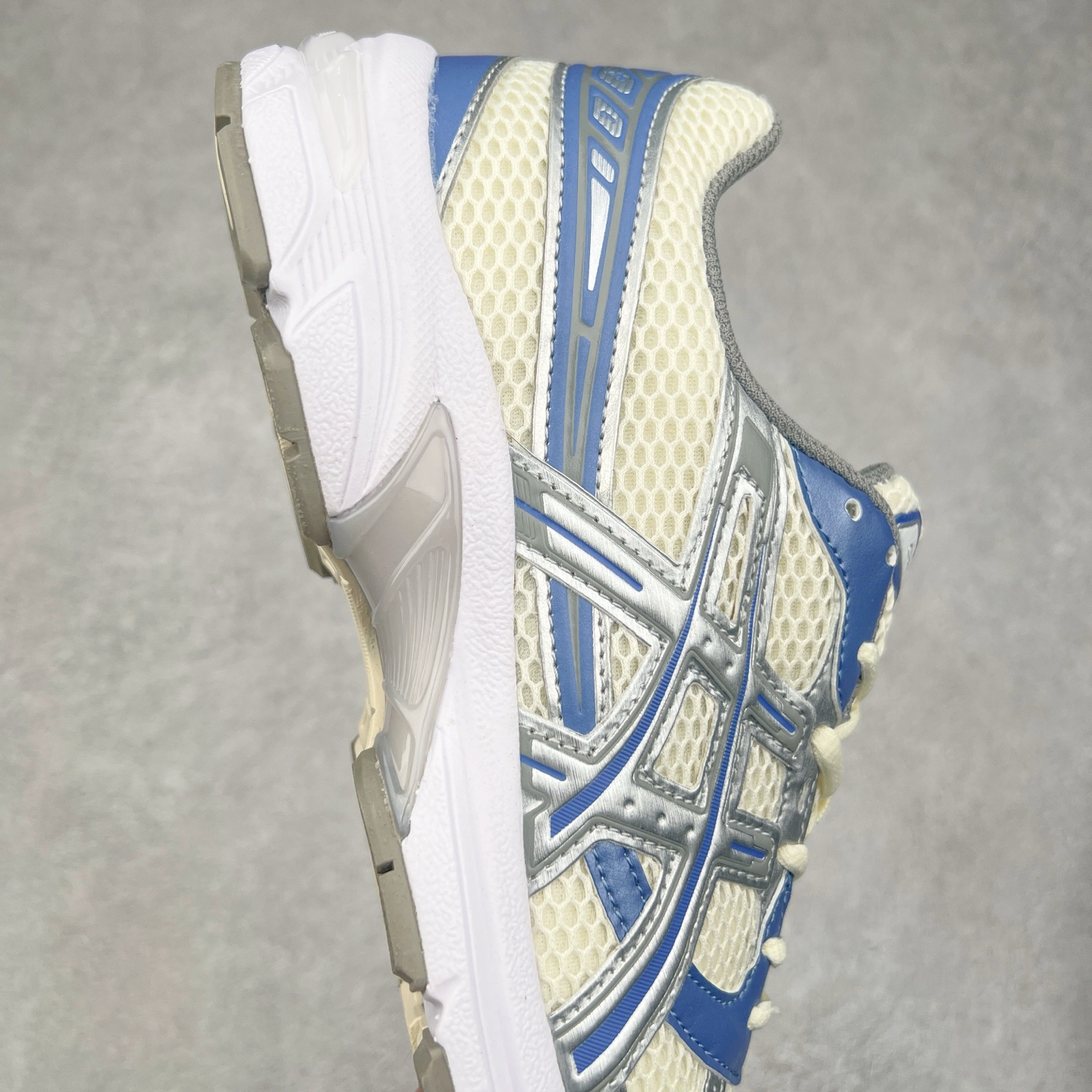 图片[6]-＃特价福利 ASICS GEL-KAYANO 14 亚瑟士K14系列户外复古潮流百搭织物合成革缓震休闲跑步鞋 原装纸板楦头开发 独家私模五层组合大底 原厂定制缓震硅胶加持 原盒原配 官方四联吊牌 原装Ortholite轻量化鞋垫 设计师 Hidenori Yamashita 以「Flash」一词为灵感 创造出未来感金属色鞋面 改造升级内在性能 由内而外全面革新 为 GEL-KAYANO 家族传承及经典跑鞋文化的延续 创下里程碑式作品 K14跑鞋重新诠释了复古的跑步形状 并以其 2000 年代后期的美学理念重新铺装 银色与蓝色的鞋面极为高档 网面铺陈与鞋面、鞋头多处细节位增添了透气性 鞋后跟部中底上以及多密度耐磨鞋底增加了 GEL 缓震胶 提供高抗冲击性、缓冲性、可保护脚部免受地面冲击的影响 穿着舒适性十足 实拍调校N版已经零色差零失真 百分百还原实物色彩所见即所得 不存在货不对板色差等低级问题 选购参考实物拍摄 不混卖不参货 只用心做好货严格选品 承诺混一赔十 尺码：36 36.5 37.5 38 38.5 39 40 40.5 41 42 42.5 43 44 44.5 45-选品中心