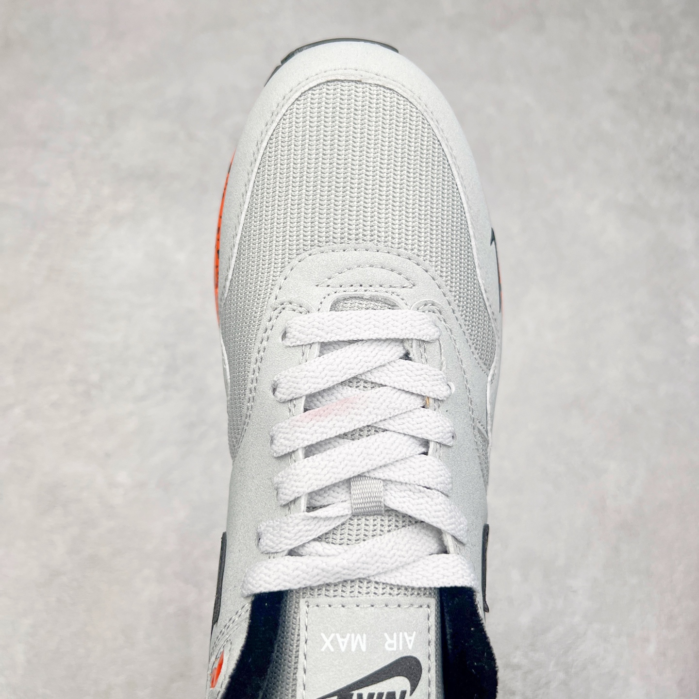 图片[4]-NK Air Max 1 初代复古气垫慢跑鞋 FD2638-005 由Tinker Hatfeld和Mark Parker在1987年设计 灵感来自于巴黎蓬皮杜中心 在参观了蓬皮杜中心之后提出了Air Max的标志性开窗可视气垫的理念 并将其实际开发成功 是NK史上第一双可视气垫跑鞋 凭借着Air Max气垫带来的舒适脚感和鞋面面料上的不断精进才使得Air Max 1在现如今都是复古慢跑鞋的首选 深厚的历史渊源 独特的流线形设计 极为复古的外观使得它深受鞋迷的喜爱 尺码：36 36.5 37.5 38 38.5 39 40 40.5 41 42 42.5 43 44 44.5 45-选品中心