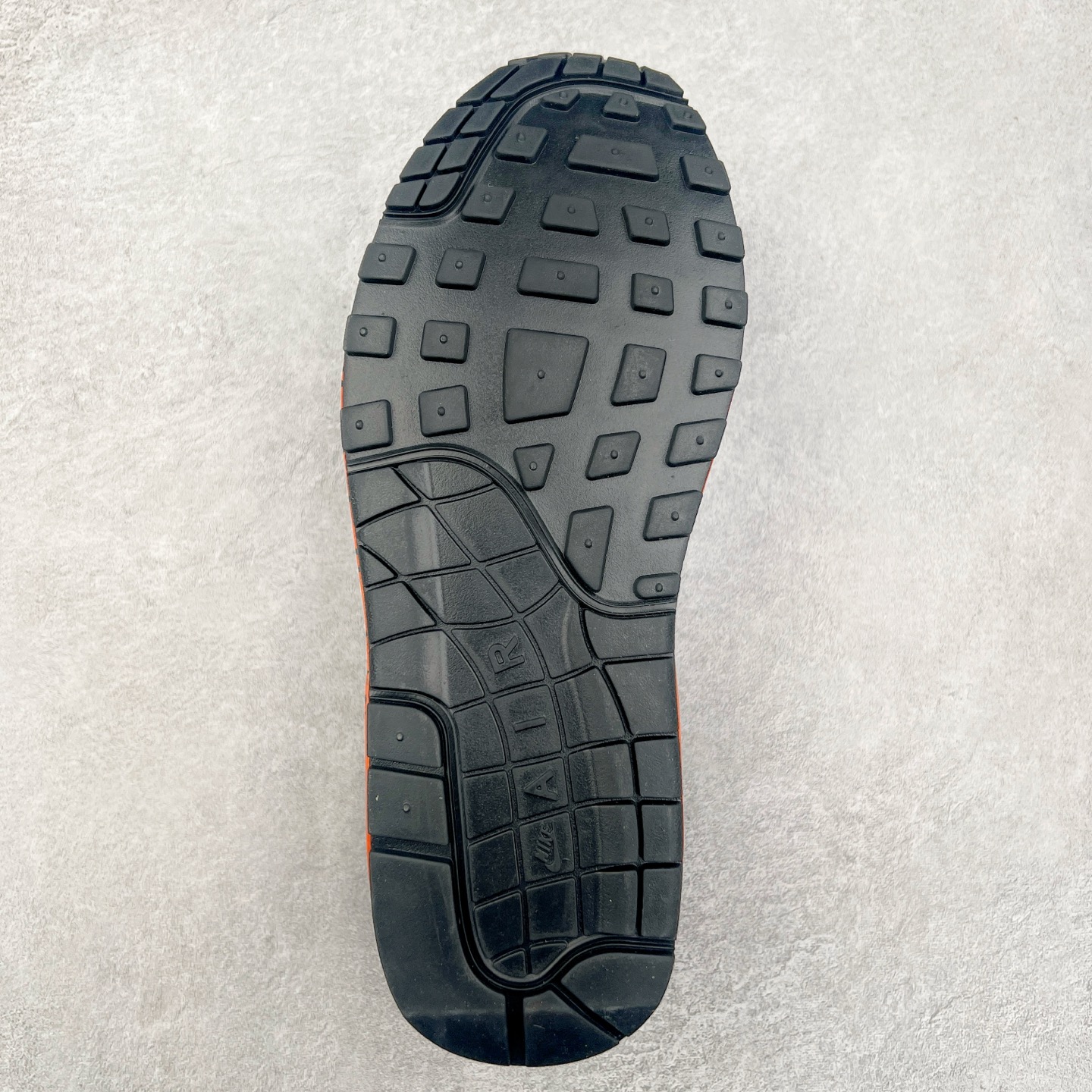 图片[9]-NK Air Max 1 初代复古气垫慢跑鞋 FD2638-005 由Tinker Hatfeld和Mark Parker在1987年设计 灵感来自于巴黎蓬皮杜中心 在参观了蓬皮杜中心之后提出了Air Max的标志性开窗可视气垫的理念 并将其实际开发成功 是NK史上第一双可视气垫跑鞋 凭借着Air Max气垫带来的舒适脚感和鞋面面料上的不断精进才使得Air Max 1在现如今都是复古慢跑鞋的首选 深厚的历史渊源 独特的流线形设计 极为复古的外观使得它深受鞋迷的喜爱 尺码：36 36.5 37.5 38 38.5 39 40 40.5 41 42 42.5 43 44 44.5 45-选品中心