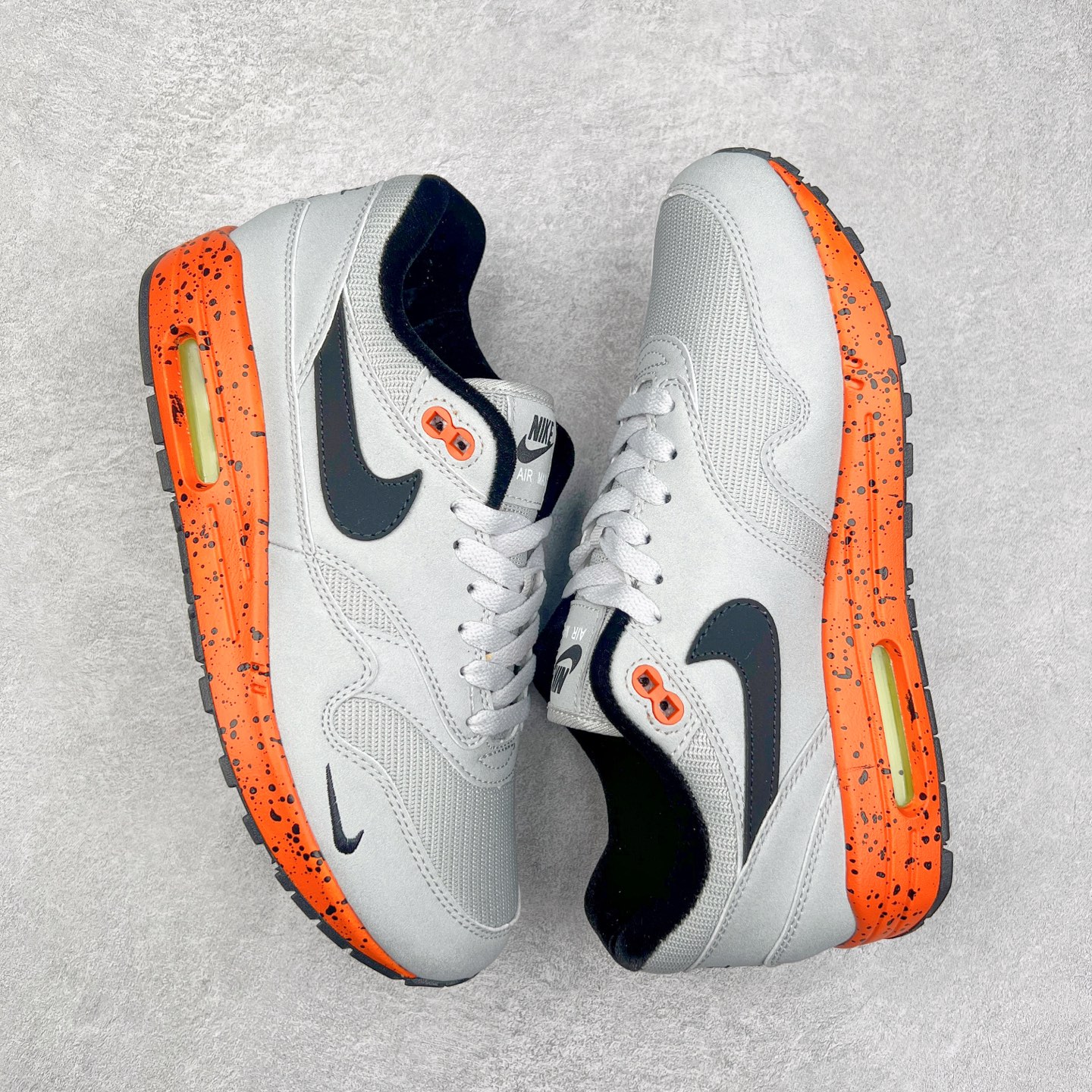 图片[3]-NK Air Max 1 初代复古气垫慢跑鞋 FD2638-005 由Tinker Hatfeld和Mark Parker在1987年设计 灵感来自于巴黎蓬皮杜中心 在参观了蓬皮杜中心之后提出了Air Max的标志性开窗可视气垫的理念 并将其实际开发成功 是NK史上第一双可视气垫跑鞋 凭借着Air Max气垫带来的舒适脚感和鞋面面料上的不断精进才使得Air Max 1在现如今都是复古慢跑鞋的首选 深厚的历史渊源 独特的流线形设计 极为复古的外观使得它深受鞋迷的喜爱 尺码：36 36.5 37.5 38 38.5 39 40 40.5 41 42 42.5 43 44 44.5 45-选品中心