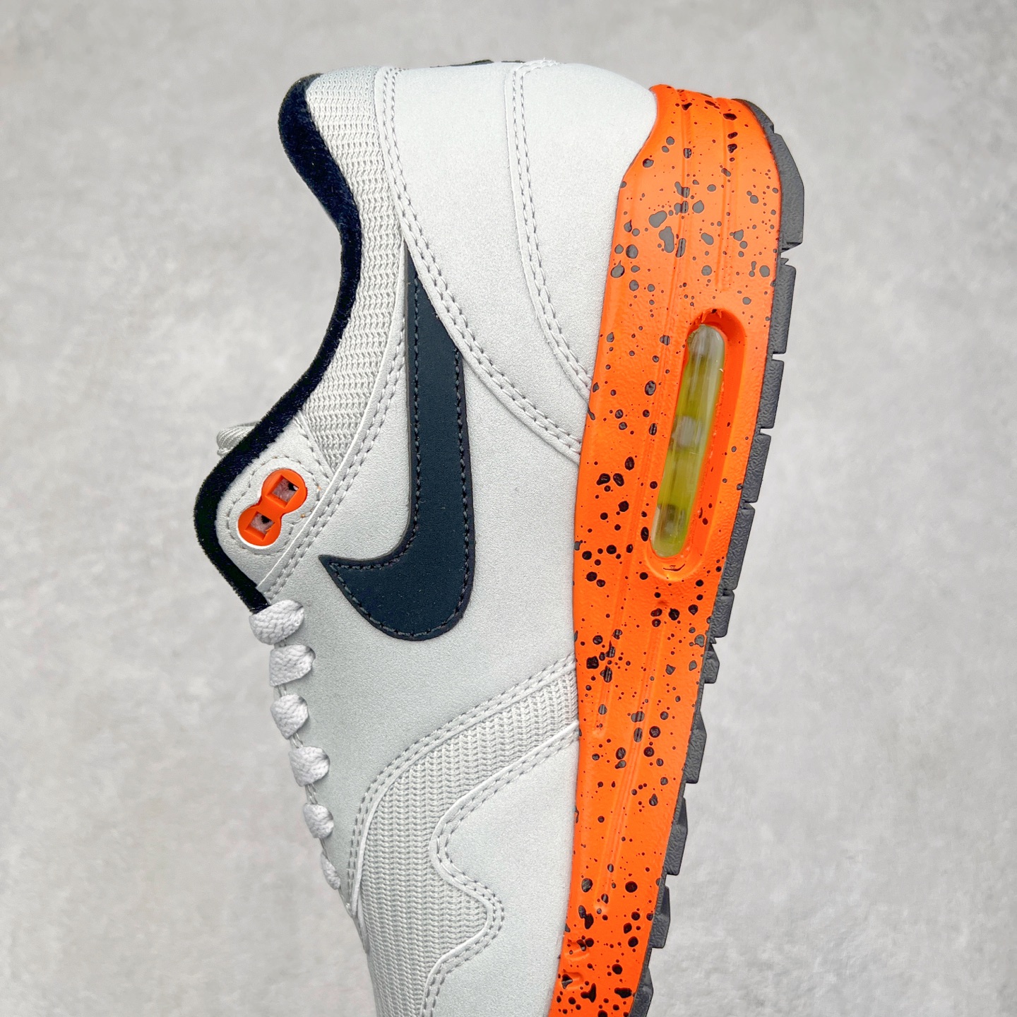 图片[7]-NK Air Max 1 初代复古气垫慢跑鞋 FD2638-005 由Tinker Hatfeld和Mark Parker在1987年设计 灵感来自于巴黎蓬皮杜中心 在参观了蓬皮杜中心之后提出了Air Max的标志性开窗可视气垫的理念 并将其实际开发成功 是NK史上第一双可视气垫跑鞋 凭借着Air Max气垫带来的舒适脚感和鞋面面料上的不断精进才使得Air Max 1在现如今都是复古慢跑鞋的首选 深厚的历史渊源 独特的流线形设计 极为复古的外观使得它深受鞋迷的喜爱 尺码：36 36.5 37.5 38 38.5 39 40 40.5 41 42 42.5 43 44 44.5 45-选品中心