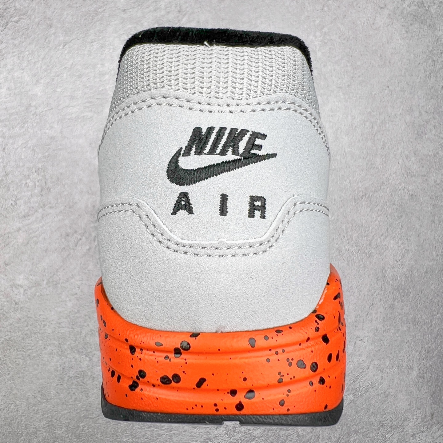 图片[8]-NK Air Max 1 初代复古气垫慢跑鞋 FD2638-005 由Tinker Hatfeld和Mark Parker在1987年设计 灵感来自于巴黎蓬皮杜中心 在参观了蓬皮杜中心之后提出了Air Max的标志性开窗可视气垫的理念 并将其实际开发成功 是NK史上第一双可视气垫跑鞋 凭借着Air Max气垫带来的舒适脚感和鞋面面料上的不断精进才使得Air Max 1在现如今都是复古慢跑鞋的首选 深厚的历史渊源 独特的流线形设计 极为复古的外观使得它深受鞋迷的喜爱 尺码：36 36.5 37.5 38 38.5 39 40 40.5 41 42 42.5 43 44 44.5 45-选品中心