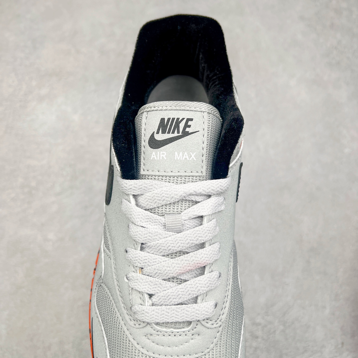 图片[5]-NK Air Max 1 初代复古气垫慢跑鞋 FD2638-005 由Tinker Hatfeld和Mark Parker在1987年设计 灵感来自于巴黎蓬皮杜中心 在参观了蓬皮杜中心之后提出了Air Max的标志性开窗可视气垫的理念 并将其实际开发成功 是NK史上第一双可视气垫跑鞋 凭借着Air Max气垫带来的舒适脚感和鞋面面料上的不断精进才使得Air Max 1在现如今都是复古慢跑鞋的首选 深厚的历史渊源 独特的流线形设计 极为复古的外观使得它深受鞋迷的喜爱 尺码：36 36.5 37.5 38 38.5 39 40 40.5 41 42 42.5 43 44 44.5 45-选品中心