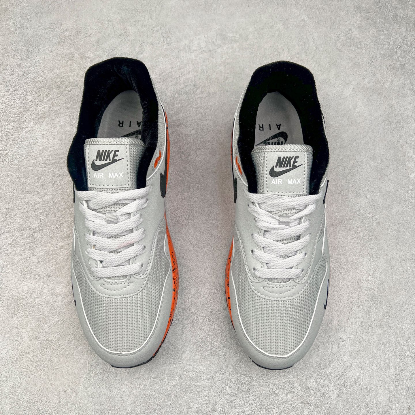 图片[2]-NK Air Max 1 初代复古气垫慢跑鞋 FD2638-005 由Tinker Hatfeld和Mark Parker在1987年设计 灵感来自于巴黎蓬皮杜中心 在参观了蓬皮杜中心之后提出了Air Max的标志性开窗可视气垫的理念 并将其实际开发成功 是NK史上第一双可视气垫跑鞋 凭借着Air Max气垫带来的舒适脚感和鞋面面料上的不断精进才使得Air Max 1在现如今都是复古慢跑鞋的首选 深厚的历史渊源 独特的流线形设计 极为复古的外观使得它深受鞋迷的喜爱 尺码：36 36.5 37.5 38 38.5 39 40 40.5 41 42 42.5 43 44 44.5 45-选品中心