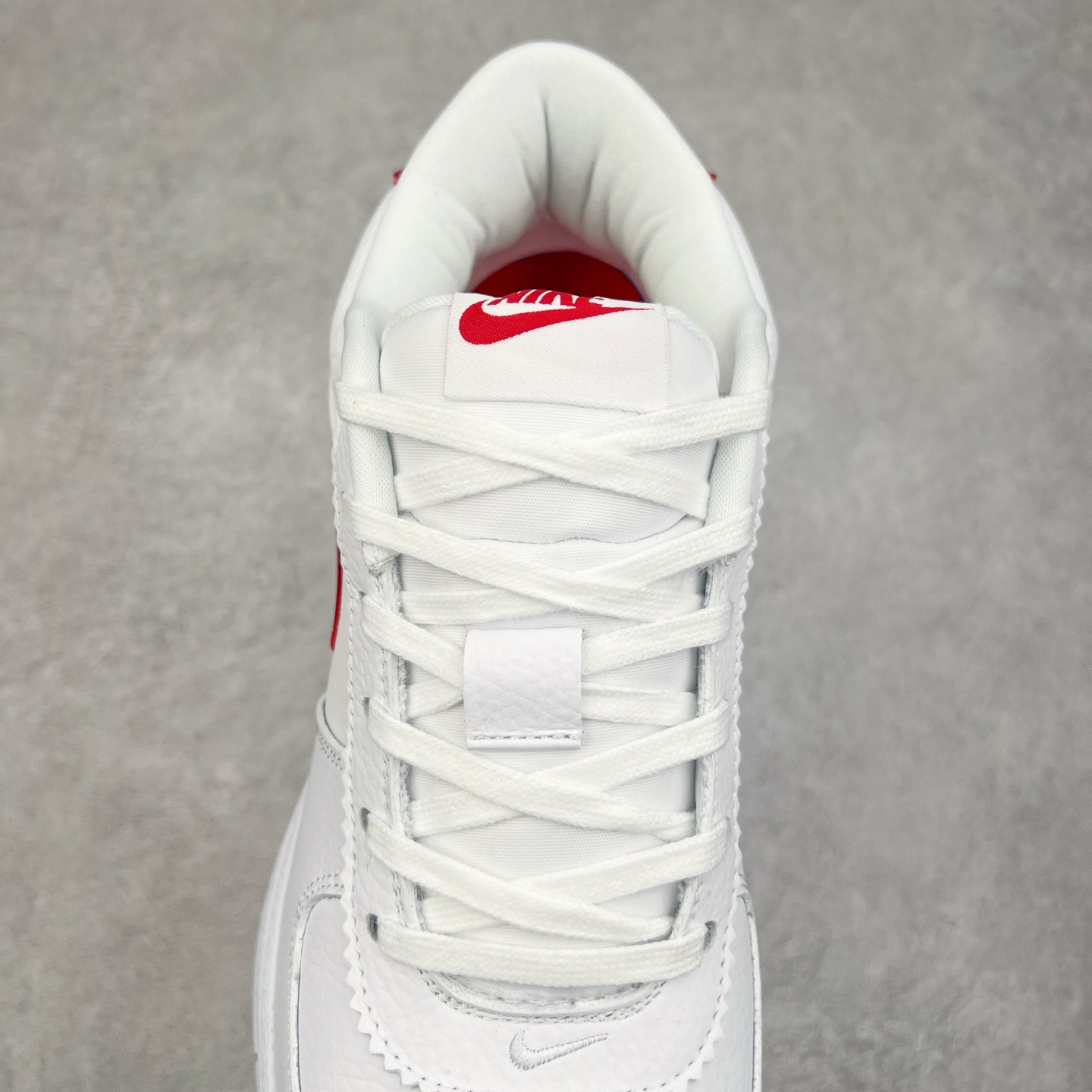 图片[5]-NK Book 1 德文布克一代签名篮球鞋 FJ4250-105 菲尼克斯太阳队的超级巨星德文·布克终于有了第一款签名鞋NK D Book 1 将于2024年春季首次亮相 为了准备2024年春季发布 Book 1引入了全新的NK Book 1 “Cool Grey”配色 由Devin Booker在太阳队的训练中推出 这种新的配色方案 很可能将以球员的专属推出 脚趾和脚跟覆盖层上以“冷灰色”色调 以及带有透气孔脚踝 其他细节在Swoosh标志采用磨面皮革制成 由纹理丰富的帆布面料包裹 白色鞋底带有冷灰色斑点 营造出时尚感 特别鞋款融入了一些个人元素 数字“96”象征着德文·布克的出生年份 增加了一种独特的感觉 鞋跟拉环突出了白色的附加层 巧妙地反映了书籍的页面 而独特的BOOK1标志则为鞋舌增色不少 尺码：39 40 40.5 41 42 42.5 43 44 44.5 45 46-选品中心