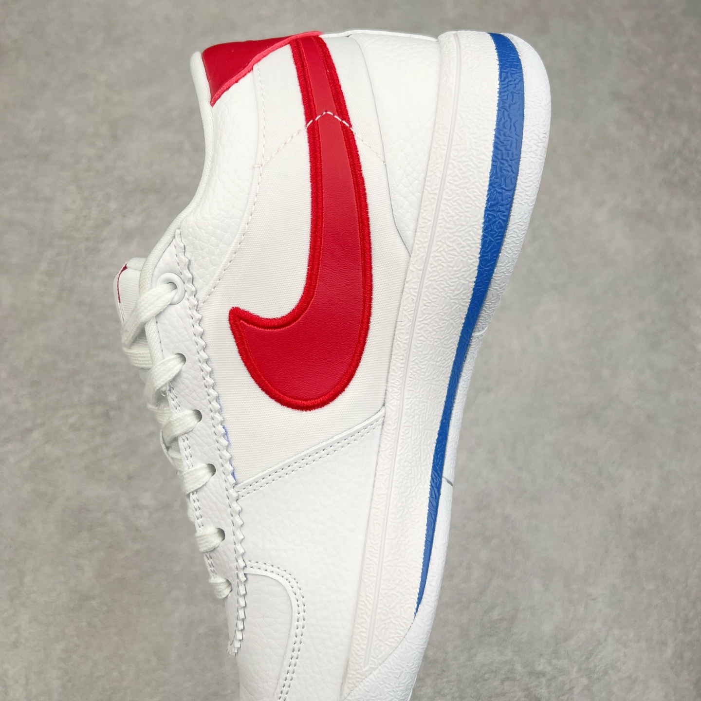 图片[7]-NK Book 1 德文布克一代签名篮球鞋 FJ4250-105 菲尼克斯太阳队的超级巨星德文·布克终于有了第一款签名鞋NK D Book 1 将于2024年春季首次亮相 为了准备2024年春季发布 Book 1引入了全新的NK Book 1 “Cool Grey”配色 由Devin Booker在太阳队的训练中推出 这种新的配色方案 很可能将以球员的专属推出 脚趾和脚跟覆盖层上以“冷灰色”色调 以及带有透气孔脚踝 其他细节在Swoosh标志采用磨面皮革制成 由纹理丰富的帆布面料包裹 白色鞋底带有冷灰色斑点 营造出时尚感 特别鞋款融入了一些个人元素 数字“96”象征着德文·布克的出生年份 增加了一种独特的感觉 鞋跟拉环突出了白色的附加层 巧妙地反映了书籍的页面 而独特的BOOK1标志则为鞋舌增色不少 尺码：39 40 40.5 41 42 42.5 43 44 44.5 45 46-选品中心