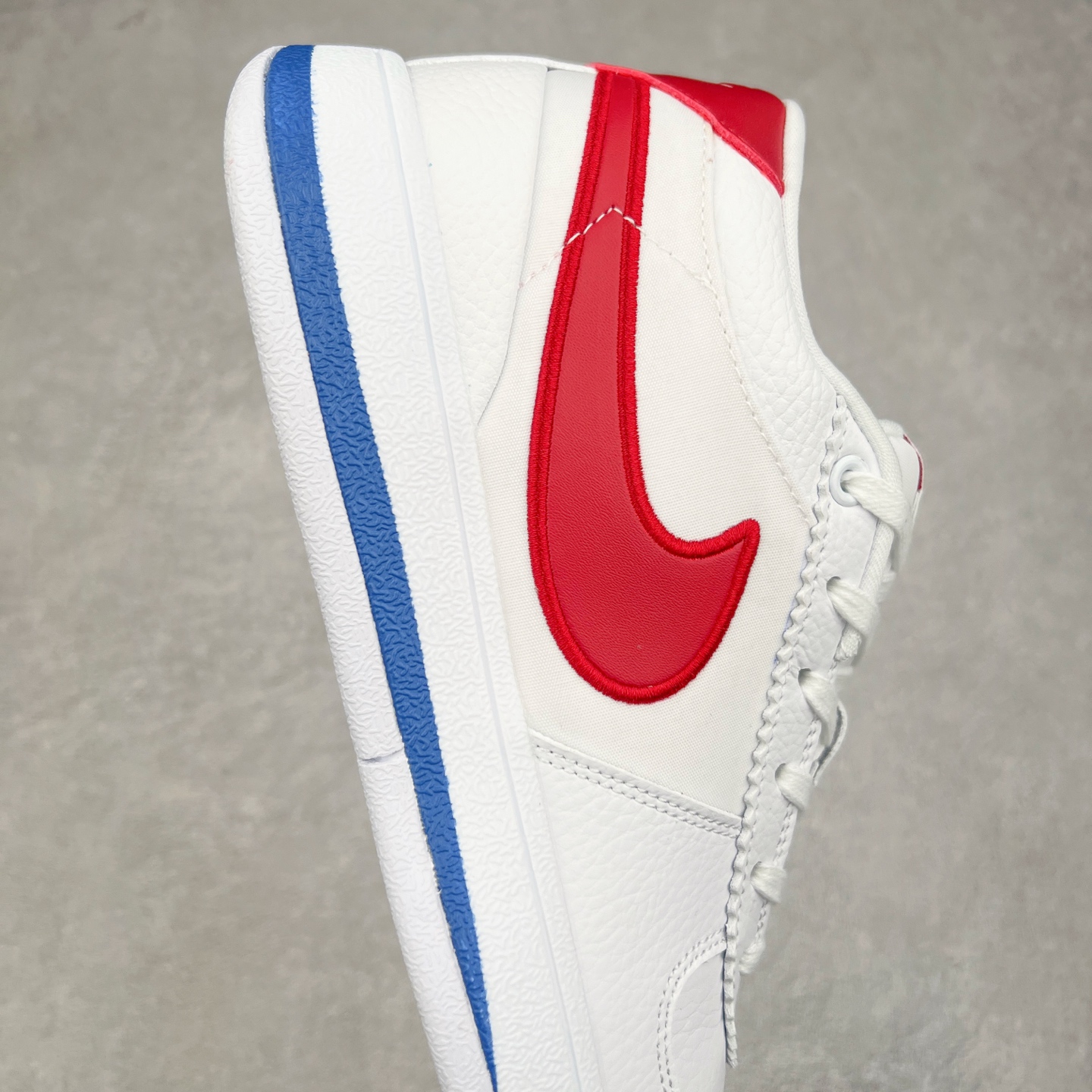 图片[6]-NK Book 1 德文布克一代签名篮球鞋 FJ4250-105 菲尼克斯太阳队的超级巨星德文·布克终于有了第一款签名鞋NK D Book 1 将于2024年春季首次亮相 为了准备2024年春季发布 Book 1引入了全新的NK Book 1 “Cool Grey”配色 由Devin Booker在太阳队的训练中推出 这种新的配色方案 很可能将以球员的专属推出 脚趾和脚跟覆盖层上以“冷灰色”色调 以及带有透气孔脚踝 其他细节在Swoosh标志采用磨面皮革制成 由纹理丰富的帆布面料包裹 白色鞋底带有冷灰色斑点 营造出时尚感 特别鞋款融入了一些个人元素 数字“96”象征着德文·布克的出生年份 增加了一种独特的感觉 鞋跟拉环突出了白色的附加层 巧妙地反映了书籍的页面 而独特的BOOK1标志则为鞋舌增色不少 尺码：39 40 40.5 41 42 42.5 43 44 44.5 45 46-选品中心