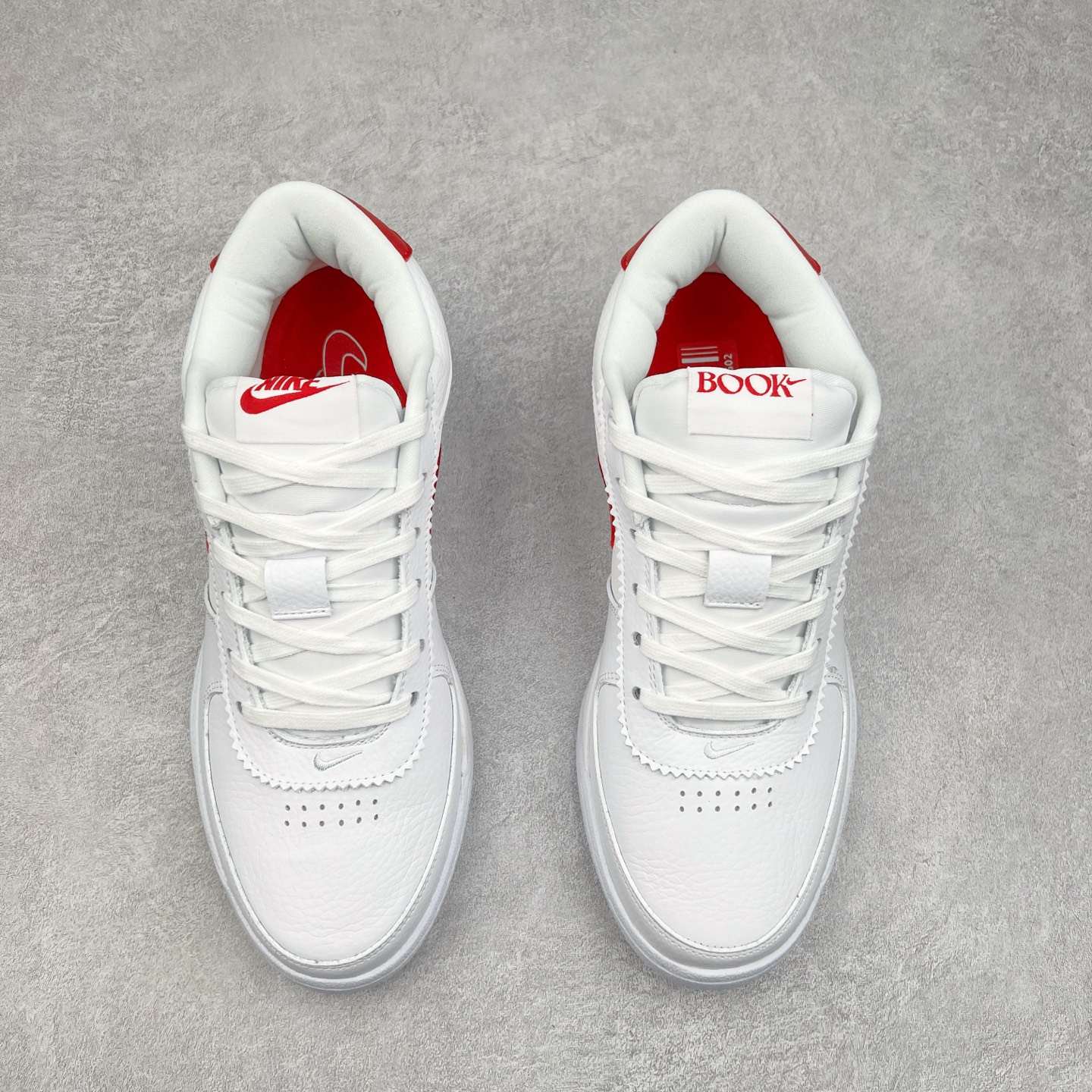 图片[2]-NK Book 1 德文布克一代签名篮球鞋 FJ4250-105 菲尼克斯太阳队的超级巨星德文·布克终于有了第一款签名鞋NK D Book 1 将于2024年春季首次亮相 为了准备2024年春季发布 Book 1引入了全新的NK Book 1 “Cool Grey”配色 由Devin Booker在太阳队的训练中推出 这种新的配色方案 很可能将以球员的专属推出 脚趾和脚跟覆盖层上以“冷灰色”色调 以及带有透气孔脚踝 其他细节在Swoosh标志采用磨面皮革制成 由纹理丰富的帆布面料包裹 白色鞋底带有冷灰色斑点 营造出时尚感 特别鞋款融入了一些个人元素 数字“96”象征着德文·布克的出生年份 增加了一种独特的感觉 鞋跟拉环突出了白色的附加层 巧妙地反映了书籍的页面 而独特的BOOK1标志则为鞋舌增色不少 尺码：39 40 40.5 41 42 42.5 43 44 44.5 45 46-选品中心