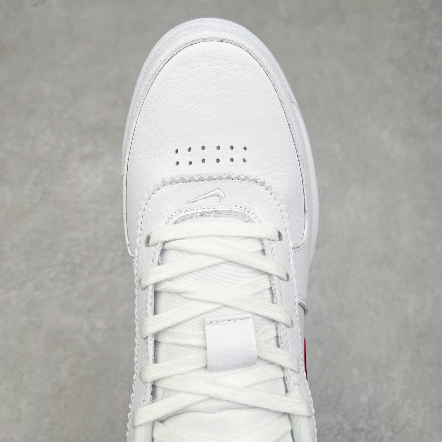 图片[4]-NK Book 1 德文布克一代签名篮球鞋 FJ4250-105 菲尼克斯太阳队的超级巨星德文·布克终于有了第一款签名鞋NK D Book 1 将于2024年春季首次亮相 为了准备2024年春季发布 Book 1引入了全新的NK Book 1 “Cool Grey”配色 由Devin Booker在太阳队的训练中推出 这种新的配色方案 很可能将以球员的专属推出 脚趾和脚跟覆盖层上以“冷灰色”色调 以及带有透气孔脚踝 其他细节在Swoosh标志采用磨面皮革制成 由纹理丰富的帆布面料包裹 白色鞋底带有冷灰色斑点 营造出时尚感 特别鞋款融入了一些个人元素 数字“96”象征着德文·布克的出生年份 增加了一种独特的感觉 鞋跟拉环突出了白色的附加层 巧妙地反映了书籍的页面 而独特的BOOK1标志则为鞋舌增色不少 尺码：39 40 40.5 41 42 42.5 43 44 44.5 45 46-选品中心