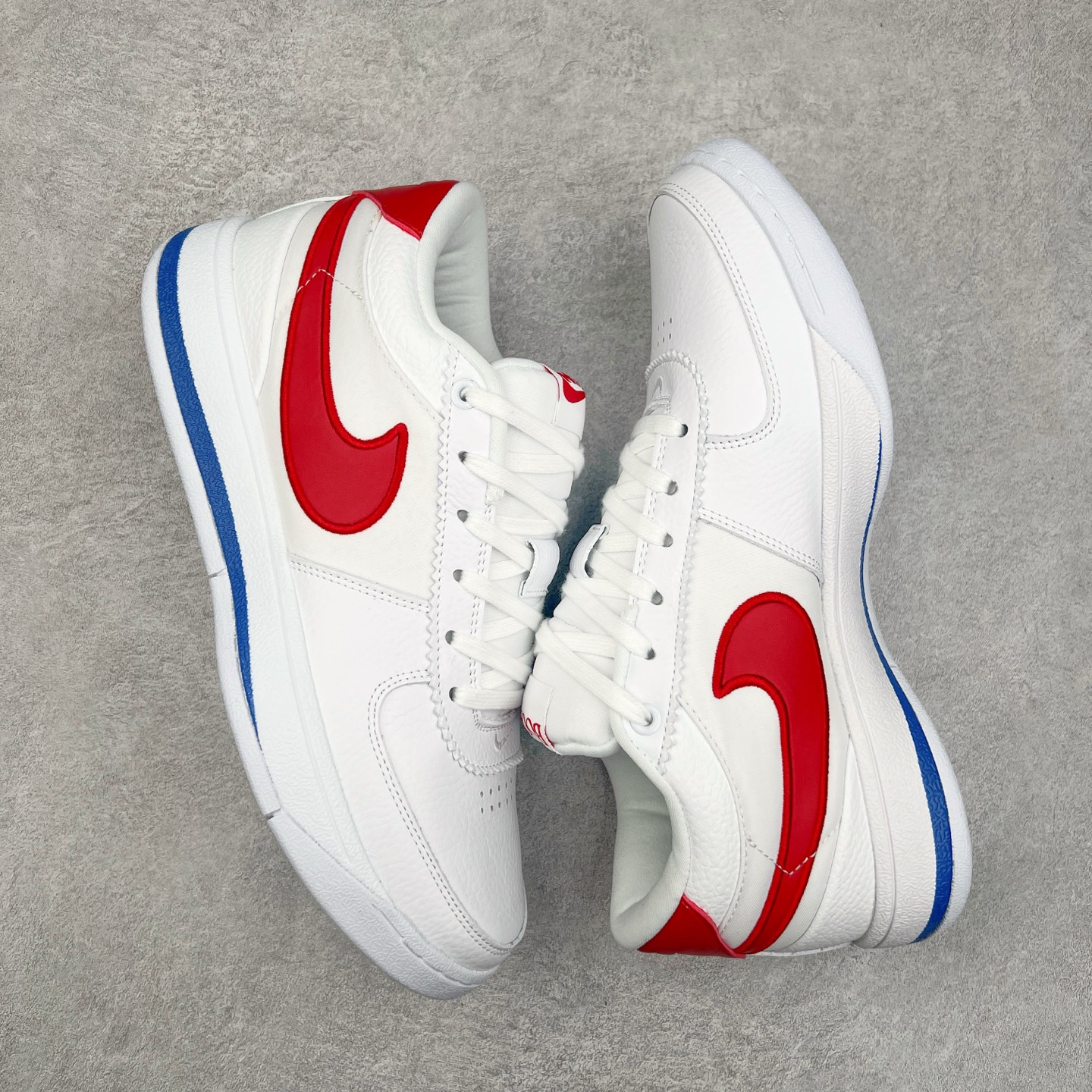 图片[3]-NK Book 1 德文布克一代签名篮球鞋 FJ4250-105 菲尼克斯太阳队的超级巨星德文·布克终于有了第一款签名鞋NK D Book 1 将于2024年春季首次亮相 为了准备2024年春季发布 Book 1引入了全新的NK Book 1 “Cool Grey”配色 由Devin Booker在太阳队的训练中推出 这种新的配色方案 很可能将以球员的专属推出 脚趾和脚跟覆盖层上以“冷灰色”色调 以及带有透气孔脚踝 其他细节在Swoosh标志采用磨面皮革制成 由纹理丰富的帆布面料包裹 白色鞋底带有冷灰色斑点 营造出时尚感 特别鞋款融入了一些个人元素 数字“96”象征着德文·布克的出生年份 增加了一种独特的感觉 鞋跟拉环突出了白色的附加层 巧妙地反映了书籍的页面 而独特的BOOK1标志则为鞋舌增色不少 尺码：39 40 40.5 41 42 42.5 43 44 44.5 45 46-选品中心