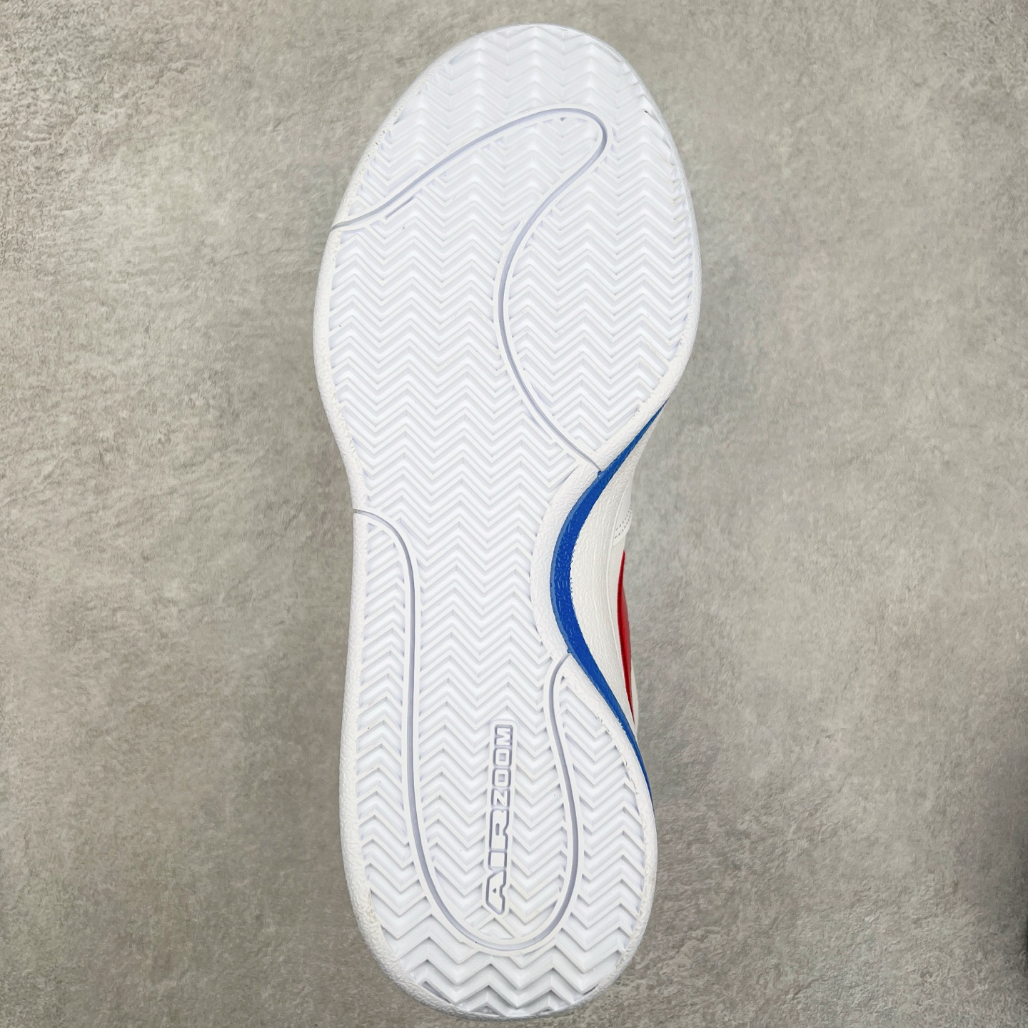 图片[9]-NK Book 1 德文布克一代签名篮球鞋 FJ4250-105 菲尼克斯太阳队的超级巨星德文·布克终于有了第一款签名鞋NK D Book 1 将于2024年春季首次亮相 为了准备2024年春季发布 Book 1引入了全新的NK Book 1 “Cool Grey”配色 由Devin Booker在太阳队的训练中推出 这种新的配色方案 很可能将以球员的专属推出 脚趾和脚跟覆盖层上以“冷灰色”色调 以及带有透气孔脚踝 其他细节在Swoosh标志采用磨面皮革制成 由纹理丰富的帆布面料包裹 白色鞋底带有冷灰色斑点 营造出时尚感 特别鞋款融入了一些个人元素 数字“96”象征着德文·布克的出生年份 增加了一种独特的感觉 鞋跟拉环突出了白色的附加层 巧妙地反映了书籍的页面 而独特的BOOK1标志则为鞋舌增色不少 尺码：39 40 40.5 41 42 42.5 43 44 44.5 45 46-选品中心