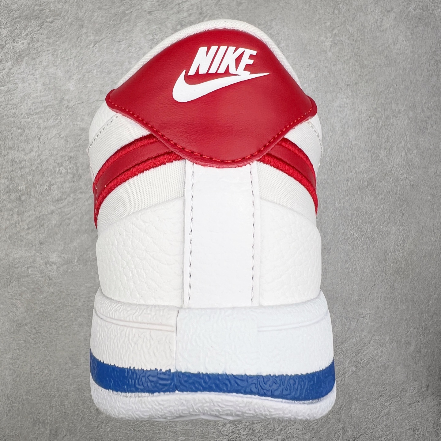 图片[8]-NK Book 1 德文布克一代签名篮球鞋 FJ4250-105 菲尼克斯太阳队的超级巨星德文·布克终于有了第一款签名鞋NK D Book 1 将于2024年春季首次亮相 为了准备2024年春季发布 Book 1引入了全新的NK Book 1 “Cool Grey”配色 由Devin Booker在太阳队的训练中推出 这种新的配色方案 很可能将以球员的专属推出 脚趾和脚跟覆盖层上以“冷灰色”色调 以及带有透气孔脚踝 其他细节在Swoosh标志采用磨面皮革制成 由纹理丰富的帆布面料包裹 白色鞋底带有冷灰色斑点 营造出时尚感 特别鞋款融入了一些个人元素 数字“96”象征着德文·布克的出生年份 增加了一种独特的感觉 鞋跟拉环突出了白色的附加层 巧妙地反映了书籍的页面 而独特的BOOK1标志则为鞋舌增色不少 尺码：39 40 40.5 41 42 42.5 43 44 44.5 45 46-选品中心