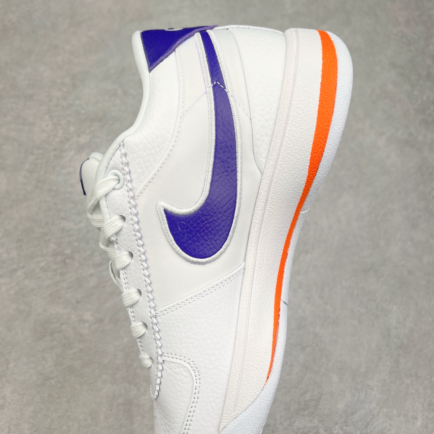 图片[7]-NK Book 1 德文布克一代签名篮球鞋 FJ4250-102 菲尼克斯太阳队的超级巨星德文·布克终于有了第一款签名鞋NK D Book 1 将于2024年春季首次亮相 为了准备2024年春季发布 Book 1引入了全新的NK Book 1 “Cool Grey”配色 由Devin Booker在太阳队的训练中推出 这种新的配色方案 很可能将以球员的专属推出 脚趾和脚跟覆盖层上以“冷灰色”色调 以及带有透气孔脚踝 其他细节在Swoosh标志采用磨面皮革制成 由纹理丰富的帆布面料包裹 白色鞋底带有冷灰色斑点 营造出时尚感 特别鞋款融入了一些个人元素 数字“96”象征着德文·布克的出生年份 增加了一种独特的感觉 鞋跟拉环突出了白色的附加层 巧妙地反映了书籍的页面 而独特的BOOK1标志则为鞋舌增色不少 尺码：39 40 40.5 41 42 42.5 43 44 44.5 45 46-选品中心