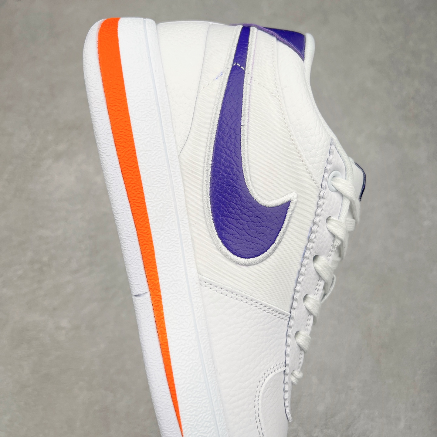 图片[6]-NK Book 1 德文布克一代签名篮球鞋 FJ4250-102 菲尼克斯太阳队的超级巨星德文·布克终于有了第一款签名鞋NK D Book 1 将于2024年春季首次亮相 为了准备2024年春季发布 Book 1引入了全新的NK Book 1 “Cool Grey”配色 由Devin Booker在太阳队的训练中推出 这种新的配色方案 很可能将以球员的专属推出 脚趾和脚跟覆盖层上以“冷灰色”色调 以及带有透气孔脚踝 其他细节在Swoosh标志采用磨面皮革制成 由纹理丰富的帆布面料包裹 白色鞋底带有冷灰色斑点 营造出时尚感 特别鞋款融入了一些个人元素 数字“96”象征着德文·布克的出生年份 增加了一种独特的感觉 鞋跟拉环突出了白色的附加层 巧妙地反映了书籍的页面 而独特的BOOK1标志则为鞋舌增色不少 尺码：39 40 40.5 41 42 42.5 43 44 44.5 45 46-选品中心