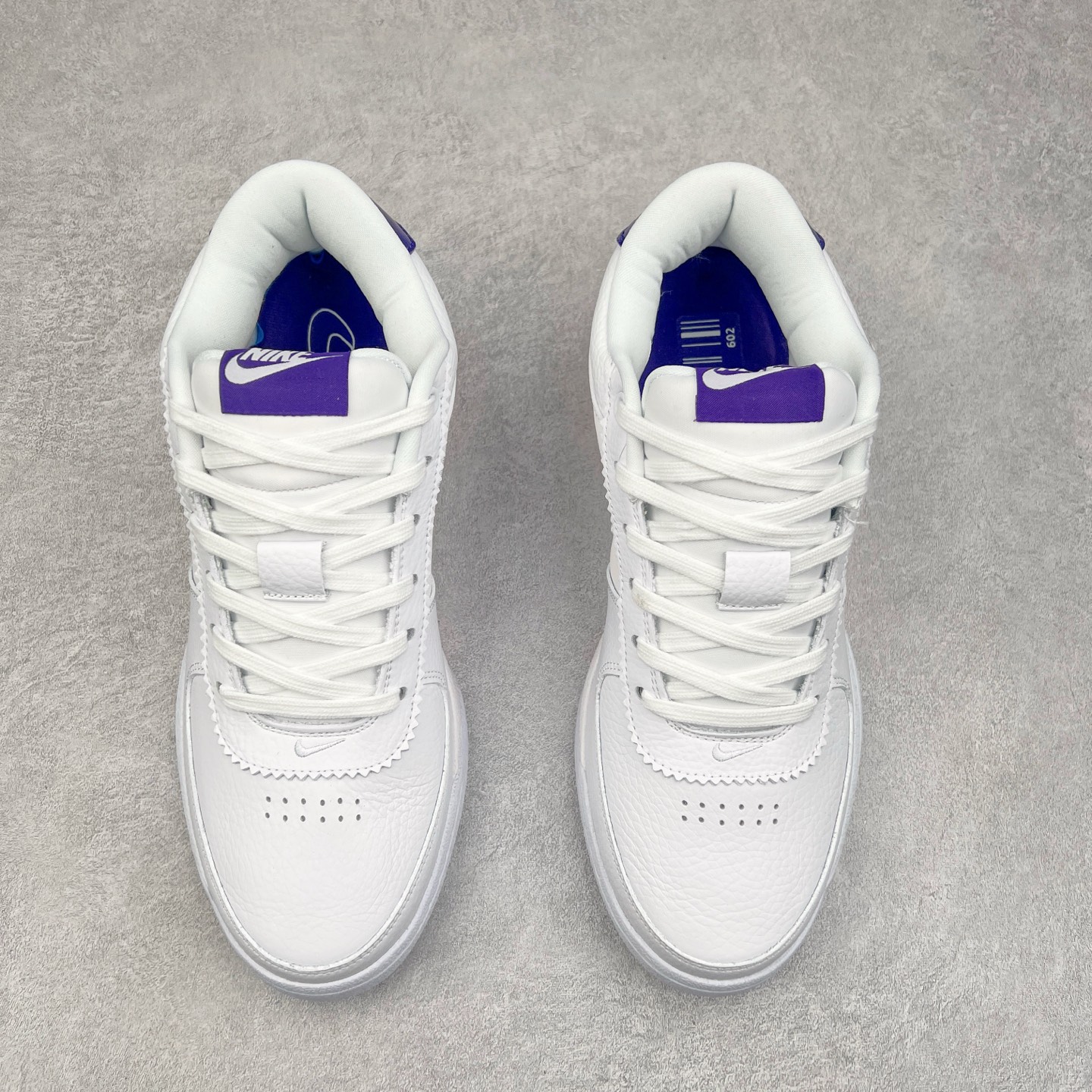 图片[2]-NK Book 1 德文布克一代签名篮球鞋 FJ4250-102 菲尼克斯太阳队的超级巨星德文·布克终于有了第一款签名鞋NK D Book 1 将于2024年春季首次亮相 为了准备2024年春季发布 Book 1引入了全新的NK Book 1 “Cool Grey”配色 由Devin Booker在太阳队的训练中推出 这种新的配色方案 很可能将以球员的专属推出 脚趾和脚跟覆盖层上以“冷灰色”色调 以及带有透气孔脚踝 其他细节在Swoosh标志采用磨面皮革制成 由纹理丰富的帆布面料包裹 白色鞋底带有冷灰色斑点 营造出时尚感 特别鞋款融入了一些个人元素 数字“96”象征着德文·布克的出生年份 增加了一种独特的感觉 鞋跟拉环突出了白色的附加层 巧妙地反映了书籍的页面 而独特的BOOK1标志则为鞋舌增色不少 尺码：39 40 40.5 41 42 42.5 43 44 44.5 45 46-选品中心