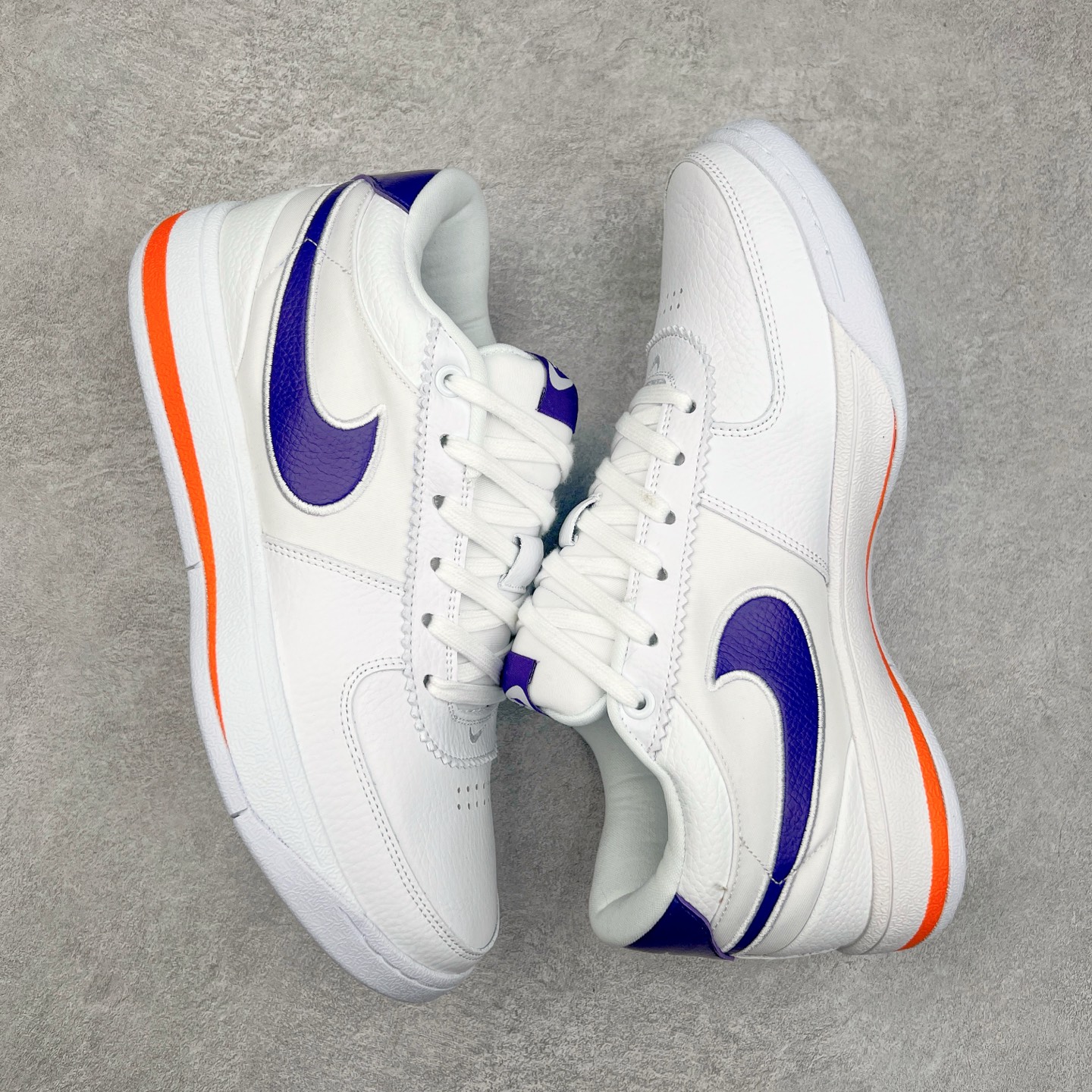 图片[3]-NK Book 1 德文布克一代签名篮球鞋 FJ4250-102 菲尼克斯太阳队的超级巨星德文·布克终于有了第一款签名鞋NK D Book 1 将于2024年春季首次亮相 为了准备2024年春季发布 Book 1引入了全新的NK Book 1 “Cool Grey”配色 由Devin Booker在太阳队的训练中推出 这种新的配色方案 很可能将以球员的专属推出 脚趾和脚跟覆盖层上以“冷灰色”色调 以及带有透气孔脚踝 其他细节在Swoosh标志采用磨面皮革制成 由纹理丰富的帆布面料包裹 白色鞋底带有冷灰色斑点 营造出时尚感 特别鞋款融入了一些个人元素 数字“96”象征着德文·布克的出生年份 增加了一种独特的感觉 鞋跟拉环突出了白色的附加层 巧妙地反映了书籍的页面 而独特的BOOK1标志则为鞋舌增色不少 尺码：39 40 40.5 41 42 42.5 43 44 44.5 45 46-选品中心