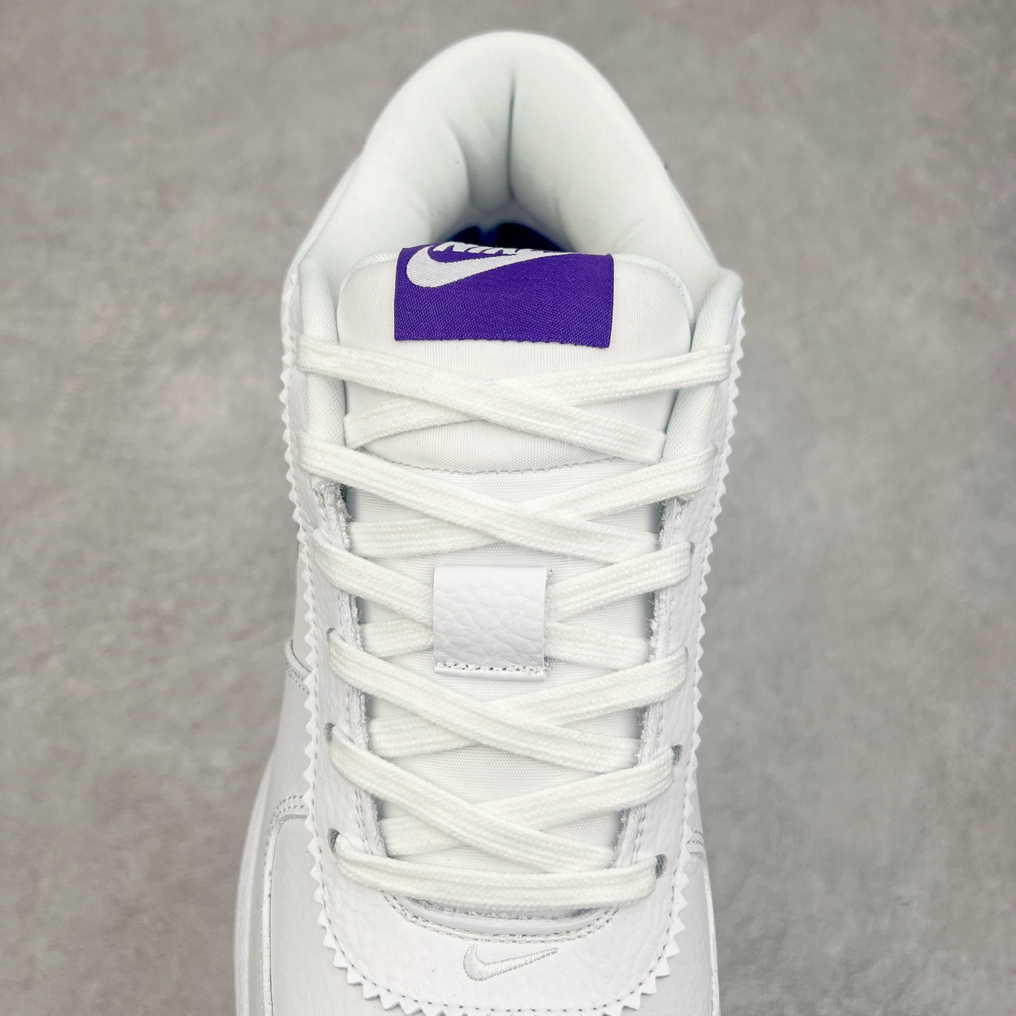 图片[5]-NK Book 1 德文布克一代签名篮球鞋 FJ4250-102 菲尼克斯太阳队的超级巨星德文·布克终于有了第一款签名鞋NK D Book 1 将于2024年春季首次亮相 为了准备2024年春季发布 Book 1引入了全新的NK Book 1 “Cool Grey”配色 由Devin Booker在太阳队的训练中推出 这种新的配色方案 很可能将以球员的专属推出 脚趾和脚跟覆盖层上以“冷灰色”色调 以及带有透气孔脚踝 其他细节在Swoosh标志采用磨面皮革制成 由纹理丰富的帆布面料包裹 白色鞋底带有冷灰色斑点 营造出时尚感 特别鞋款融入了一些个人元素 数字“96”象征着德文·布克的出生年份 增加了一种独特的感觉 鞋跟拉环突出了白色的附加层 巧妙地反映了书籍的页面 而独特的BOOK1标志则为鞋舌增色不少 尺码：39 40 40.5 41 42 42.5 43 44 44.5 45 46-选品中心