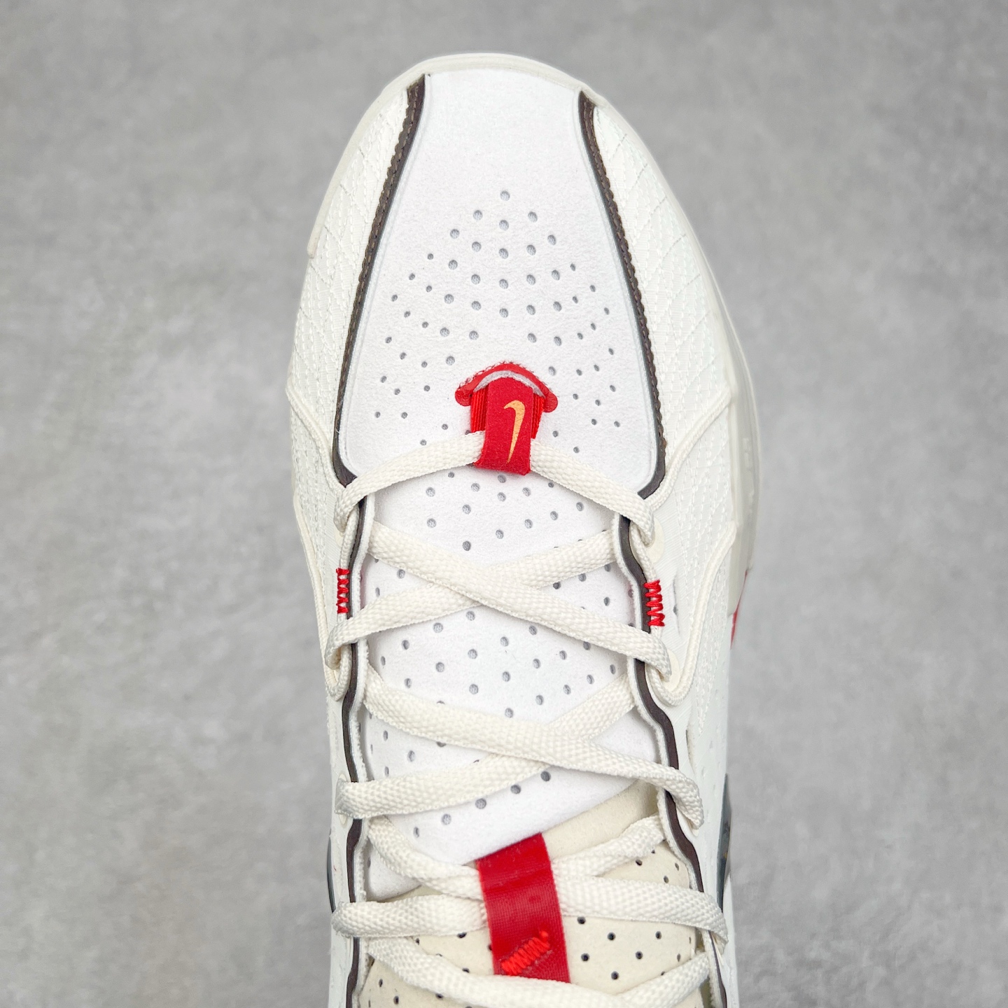 图片[4]-NK G.T. Cut 3.0 EP GT3代实战篮球鞋 HV5977-102 该鞋款采用出众回弹设计 为切入、转向和移步篮筐提供出色的能量回馈 回弹性能带来弹力充沛的迈步体验 助你爆发疾速 全掌型 ZoomX 泡绵 缔造弹力出众的轻盈迈步体验 助你在比赛升温时能够急速快攻 驰骋全场 鞋面绳线与鞋带相结合 有助稳固前足 后跟搭配加垫鞋口 为脚踝营造舒适稳固感受 全掌型 ZoomX 泡绵 能够带来出众的能量回馈 前足外侧采用精巧塑料覆面 在瞬间爆发时提供稳固脚感 尺码：40 40.5 41 42 42.5 43 44 44.5 45 46-选品中心