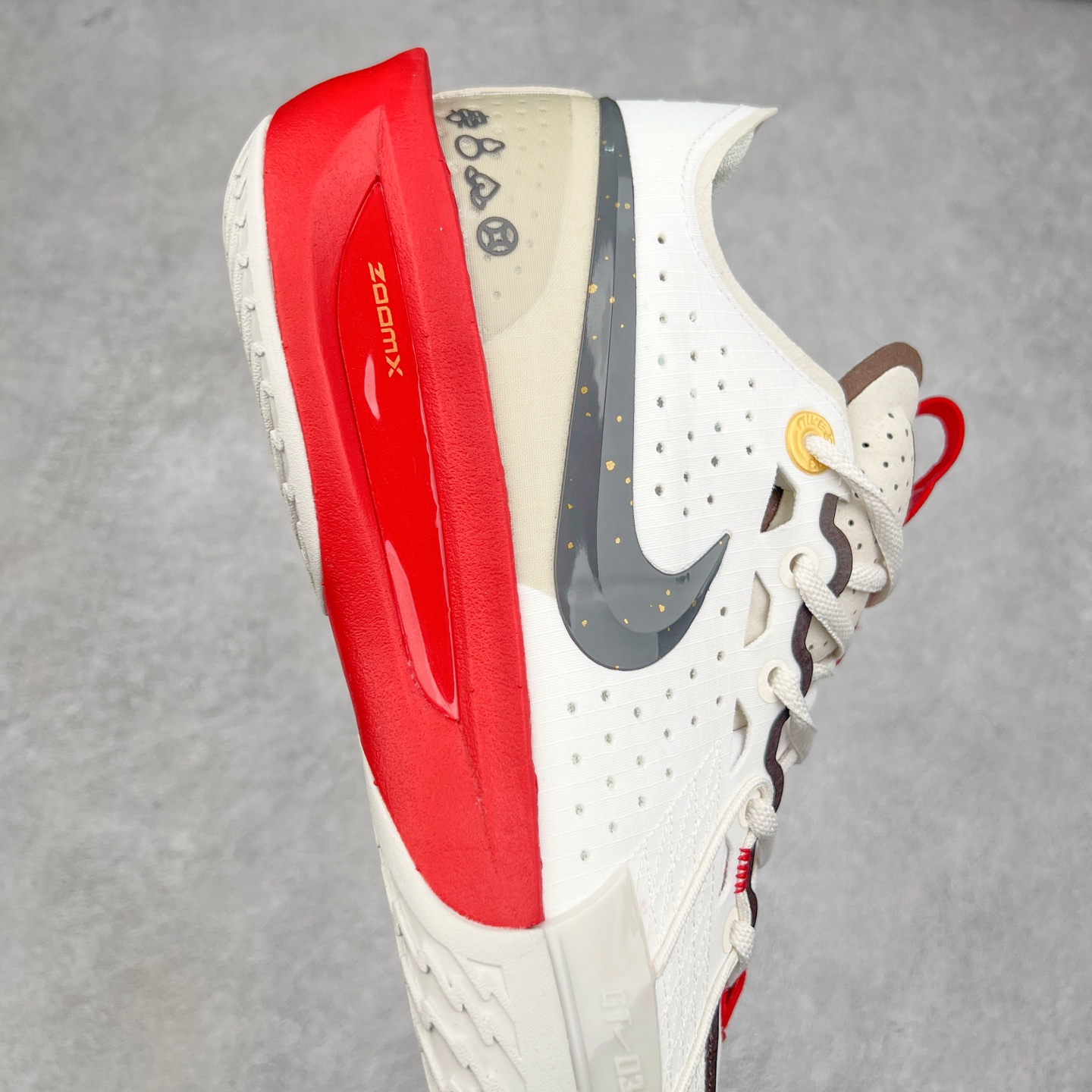 图片[6]-NK G.T. Cut 3.0 EP GT3代实战篮球鞋 HV5977-102 该鞋款采用出众回弹设计 为切入、转向和移步篮筐提供出色的能量回馈 回弹性能带来弹力充沛的迈步体验 助你爆发疾速 全掌型 ZoomX 泡绵 缔造弹力出众的轻盈迈步体验 助你在比赛升温时能够急速快攻 驰骋全场 鞋面绳线与鞋带相结合 有助稳固前足 后跟搭配加垫鞋口 为脚踝营造舒适稳固感受 全掌型 ZoomX 泡绵 能够带来出众的能量回馈 前足外侧采用精巧塑料覆面 在瞬间爆发时提供稳固脚感 尺码：40 40.5 41 42 42.5 43 44 44.5 45 46-选品中心