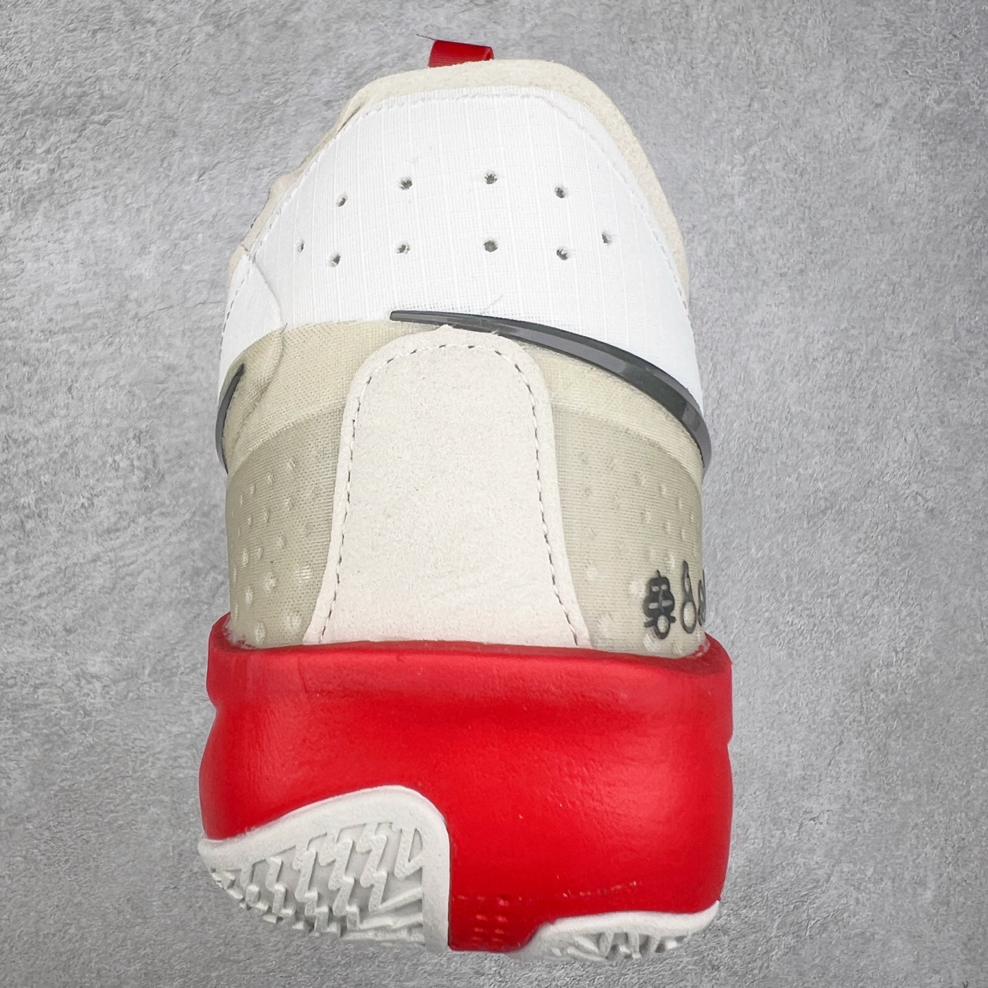 图片[8]-NK G.T. Cut 3.0 EP GT3代实战篮球鞋 HV5977-102 该鞋款采用出众回弹设计 为切入、转向和移步篮筐提供出色的能量回馈 回弹性能带来弹力充沛的迈步体验 助你爆发疾速 全掌型 ZoomX 泡绵 缔造弹力出众的轻盈迈步体验 助你在比赛升温时能够急速快攻 驰骋全场 鞋面绳线与鞋带相结合 有助稳固前足 后跟搭配加垫鞋口 为脚踝营造舒适稳固感受 全掌型 ZoomX 泡绵 能够带来出众的能量回馈 前足外侧采用精巧塑料覆面 在瞬间爆发时提供稳固脚感 尺码：40 40.5 41 42 42.5 43 44 44.5 45 46-选品中心