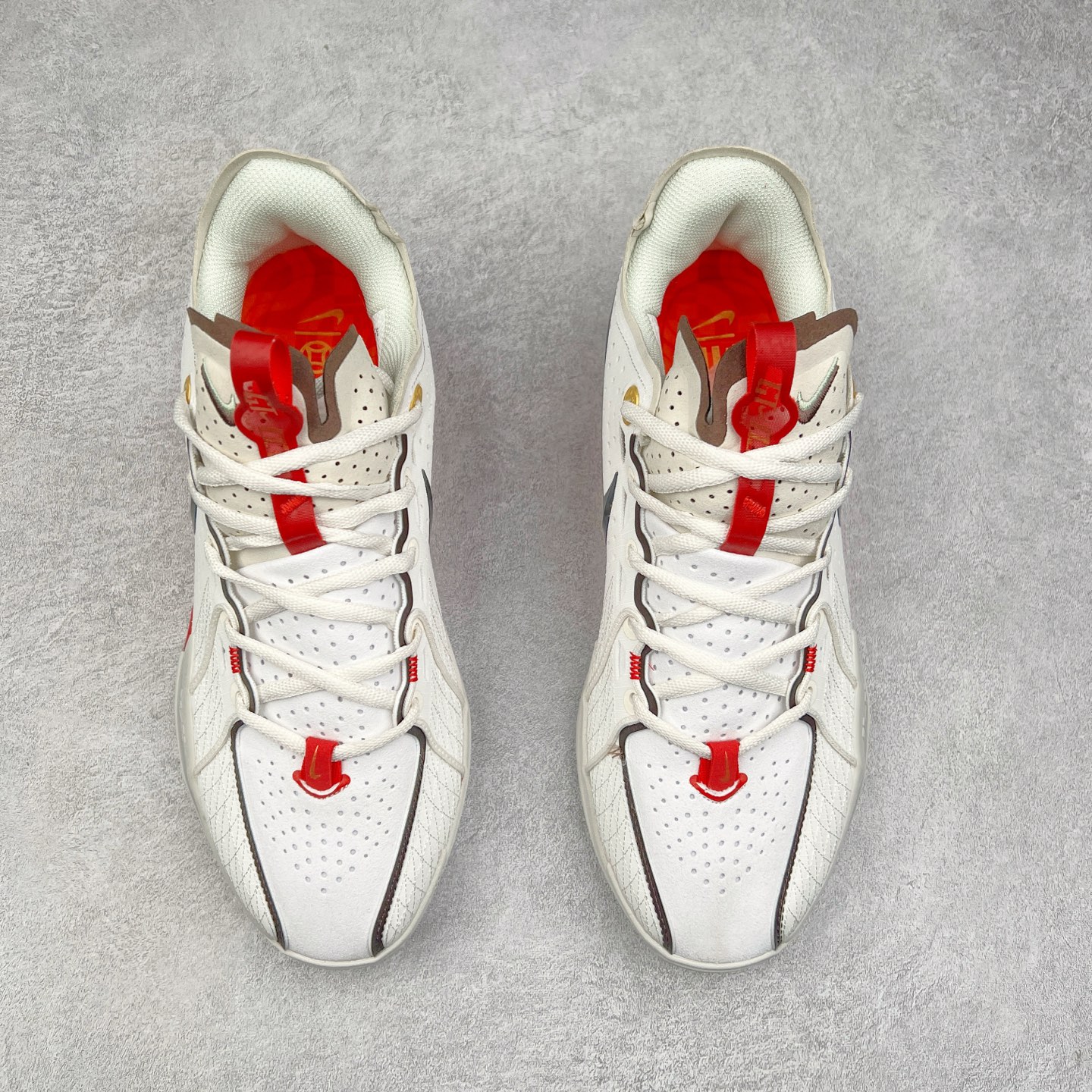 图片[2]-NK G.T. Cut 3.0 EP GT3代实战篮球鞋 HV5977-102 该鞋款采用出众回弹设计 为切入、转向和移步篮筐提供出色的能量回馈 回弹性能带来弹力充沛的迈步体验 助你爆发疾速 全掌型 ZoomX 泡绵 缔造弹力出众的轻盈迈步体验 助你在比赛升温时能够急速快攻 驰骋全场 鞋面绳线与鞋带相结合 有助稳固前足 后跟搭配加垫鞋口 为脚踝营造舒适稳固感受 全掌型 ZoomX 泡绵 能够带来出众的能量回馈 前足外侧采用精巧塑料覆面 在瞬间爆发时提供稳固脚感 尺码：40 40.5 41 42 42.5 43 44 44.5 45 46-选品中心