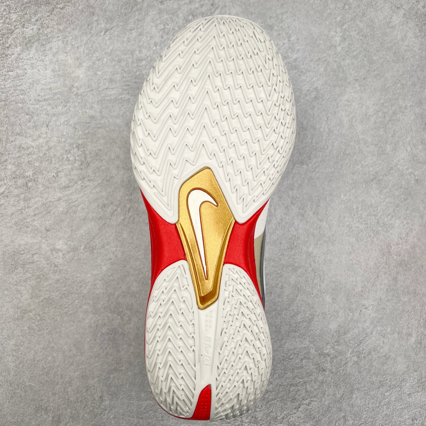 图片[9]-NK G.T. Cut 3.0 EP GT3代实战篮球鞋 HV5977-102 该鞋款采用出众回弹设计 为切入、转向和移步篮筐提供出色的能量回馈 回弹性能带来弹力充沛的迈步体验 助你爆发疾速 全掌型 ZoomX 泡绵 缔造弹力出众的轻盈迈步体验 助你在比赛升温时能够急速快攻 驰骋全场 鞋面绳线与鞋带相结合 有助稳固前足 后跟搭配加垫鞋口 为脚踝营造舒适稳固感受 全掌型 ZoomX 泡绵 能够带来出众的能量回馈 前足外侧采用精巧塑料覆面 在瞬间爆发时提供稳固脚感 尺码：40 40.5 41 42 42.5 43 44 44.5 45 46-选品中心